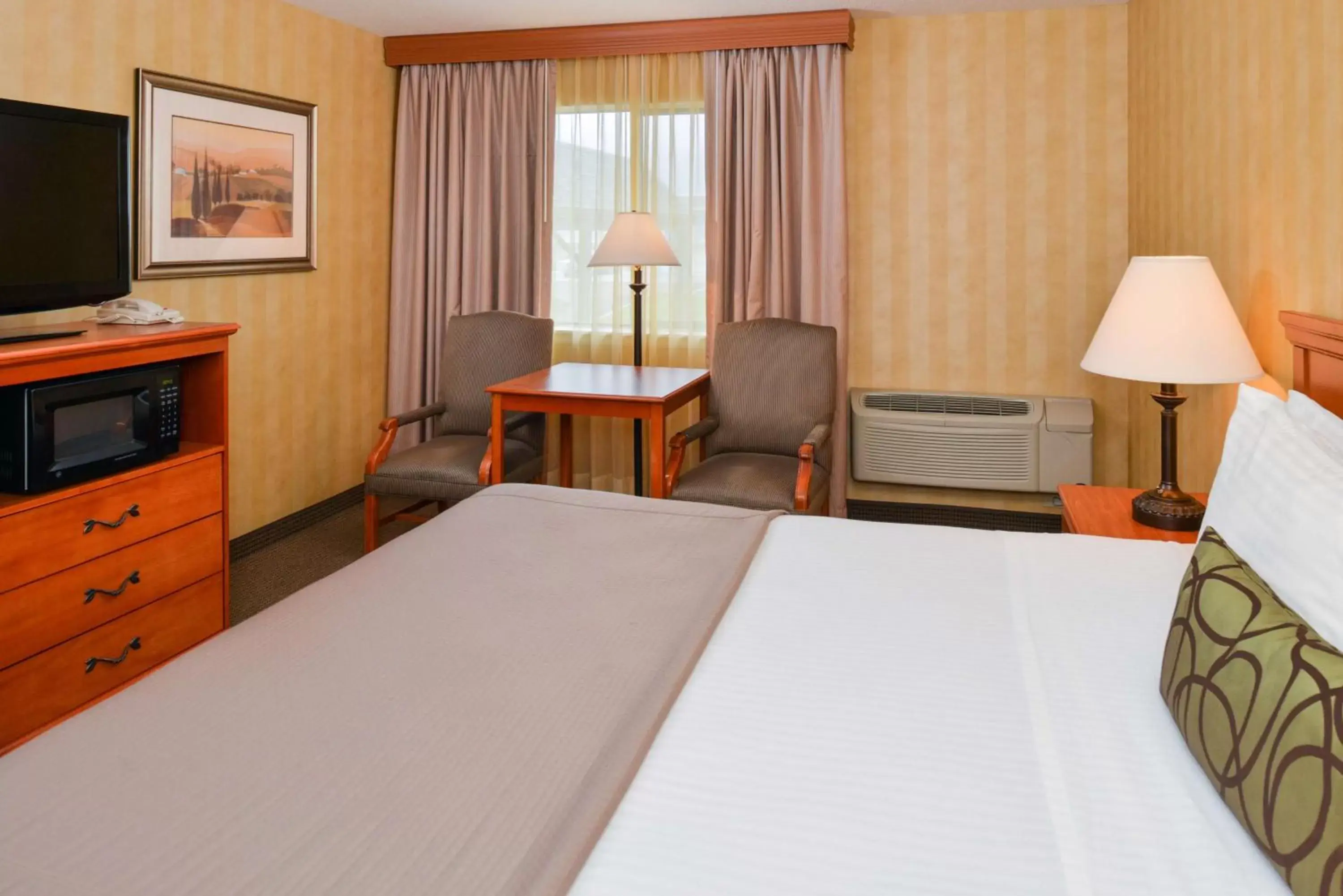 Photo of the whole room, Bed in Best Western Pendleton Inn