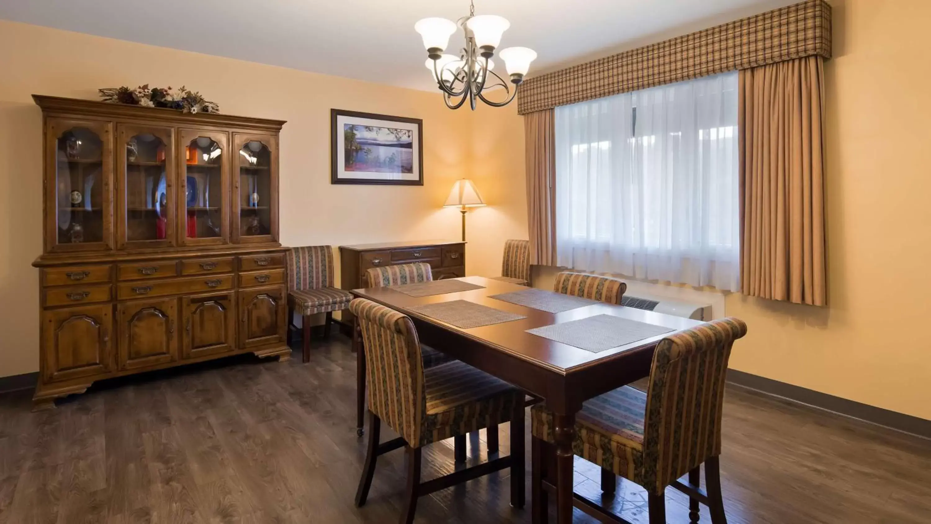 Photo of the whole room, Dining Area in Best Western of Lake George