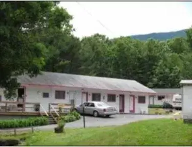 Facade/entrance, Property Building in Four Seasons Motel