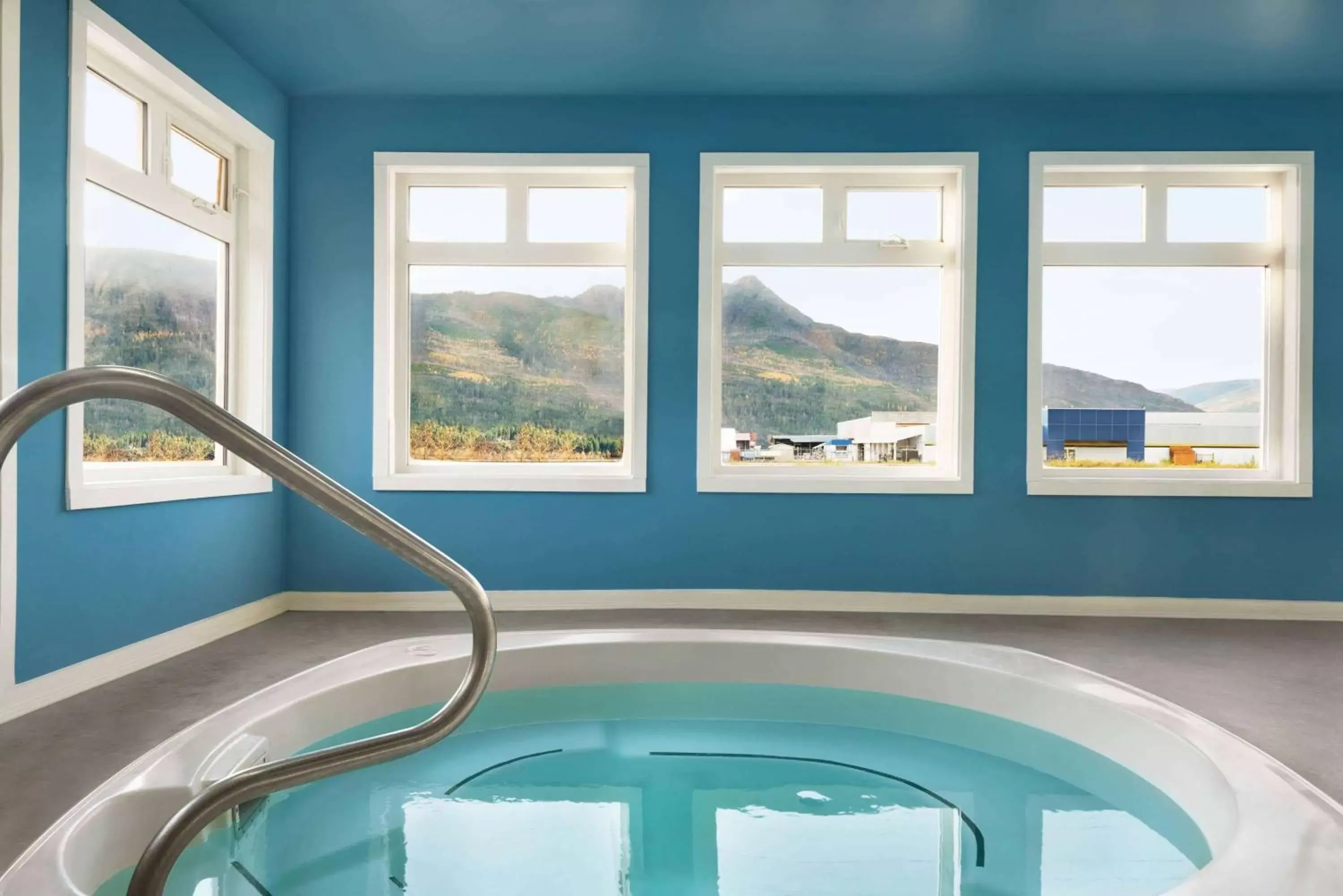 Hot Tub, Swimming Pool in Travelodge by Wyndham Salmon Arm BC