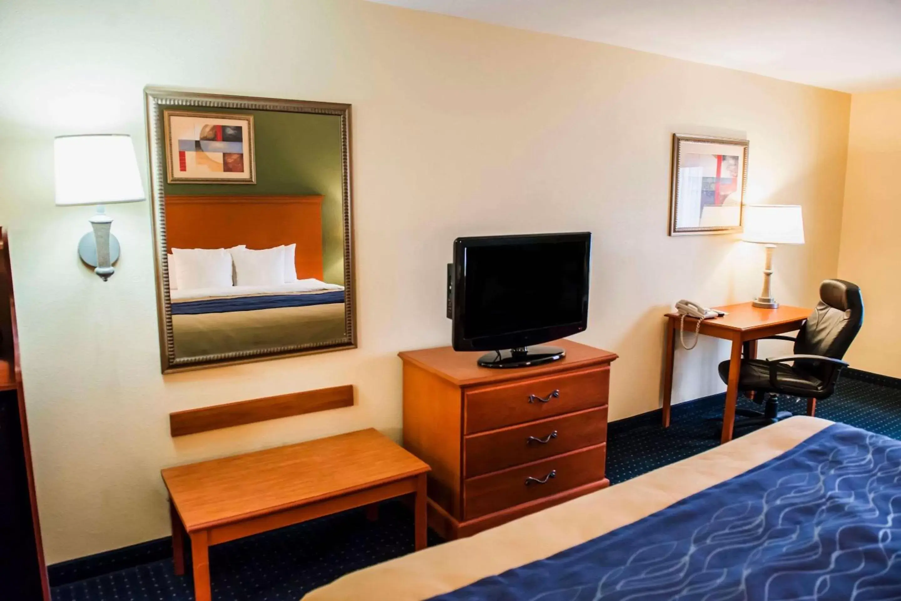 Photo of the whole room, TV/Entertainment Center in Comfort Inn & Suites Chipley I-10