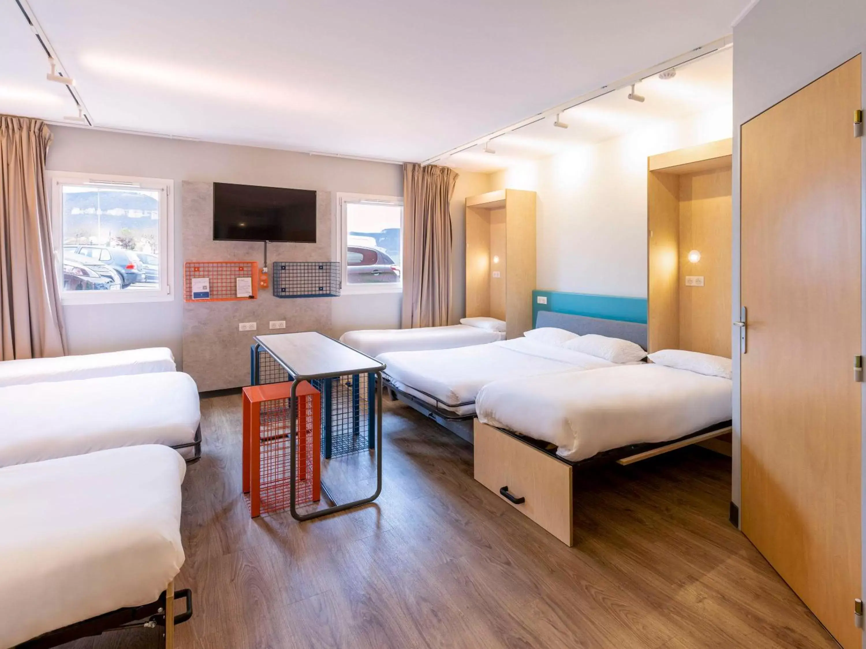 Bedroom, Bed in ibis Budget Millau Viaduc