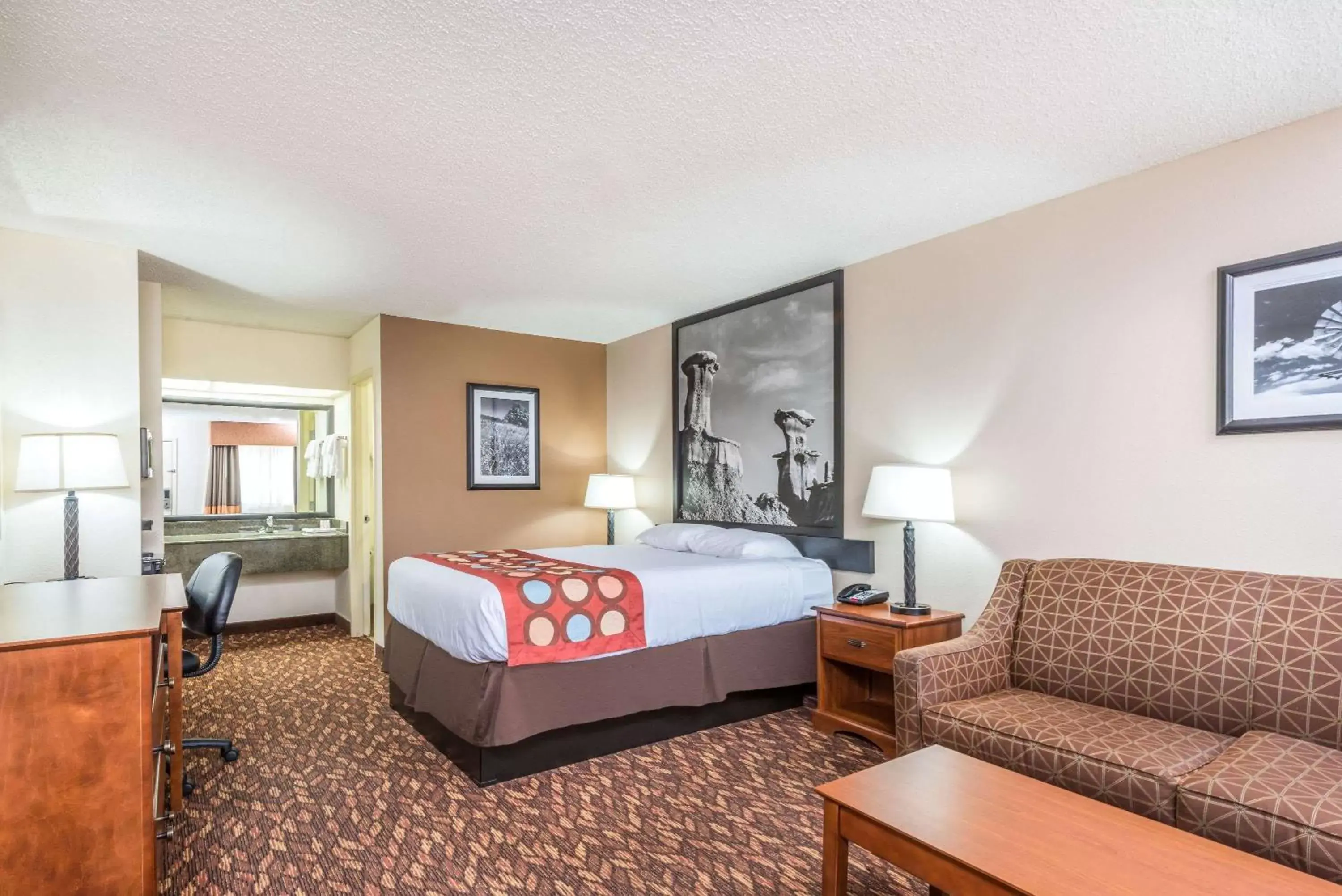 Photo of the whole room, Bed in Super 8 by Wyndham Clovis