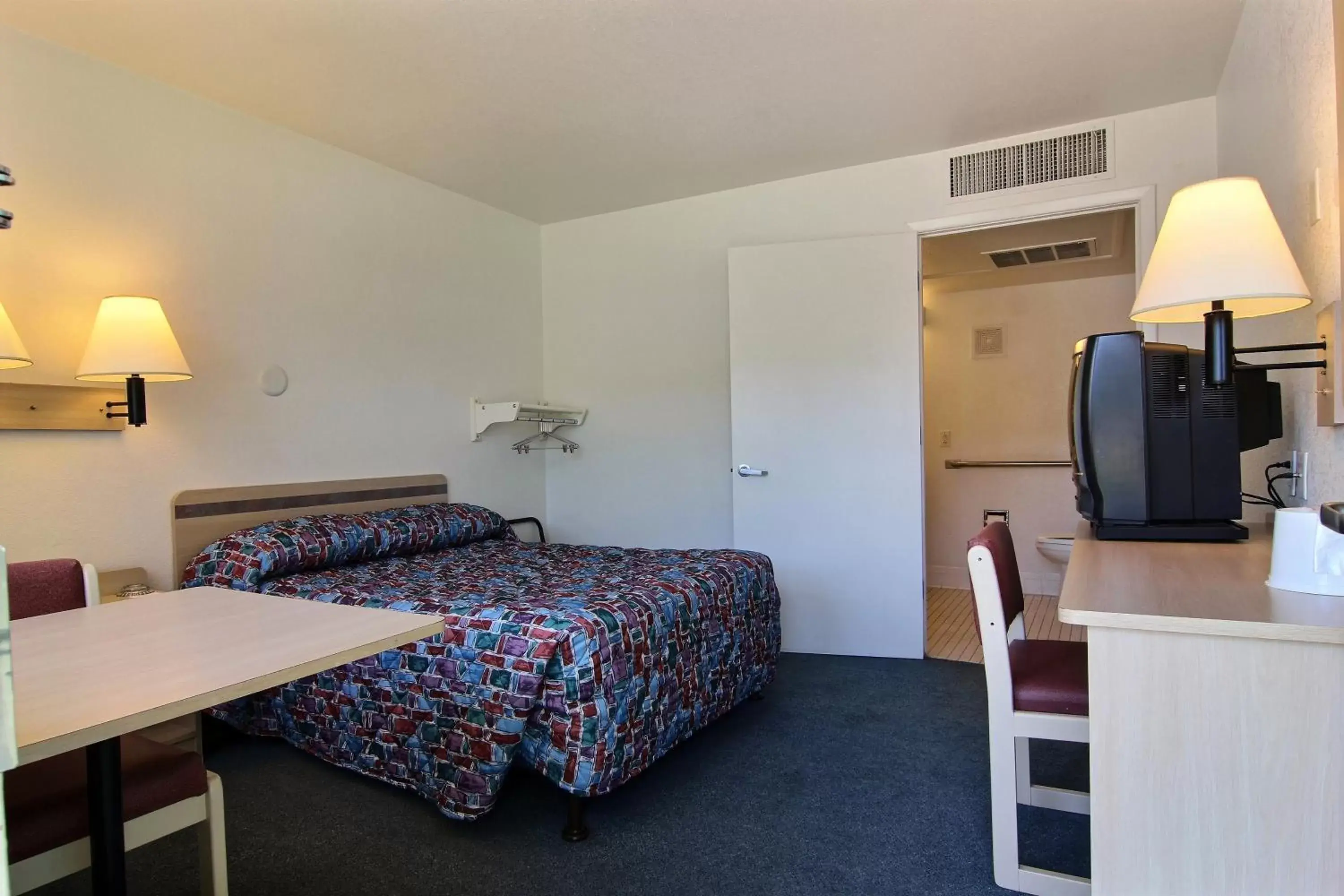 Photo of the whole room, Bed in Motel 6-Grants, NM