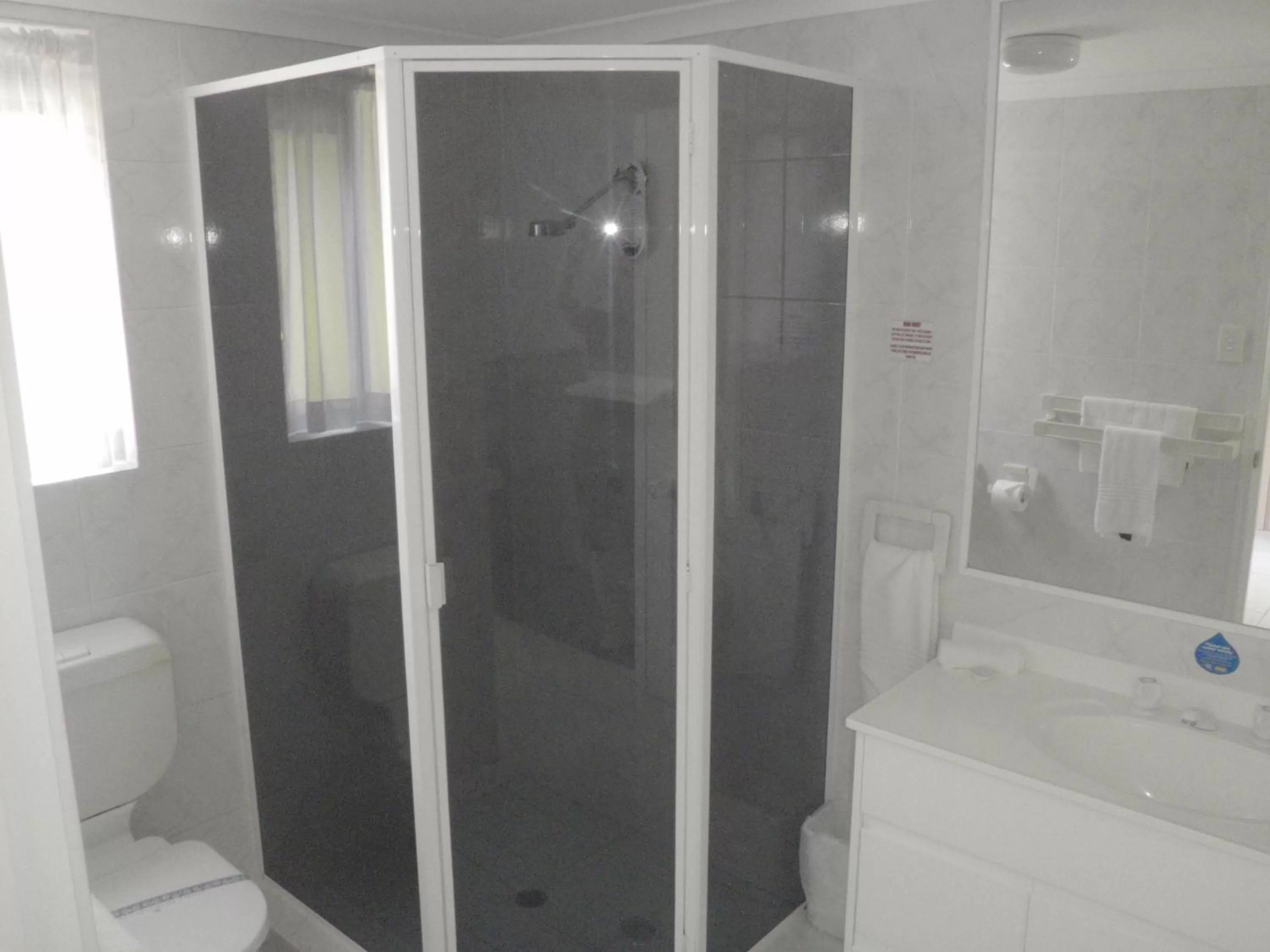 Shower in Runaway Bay Motor Inn