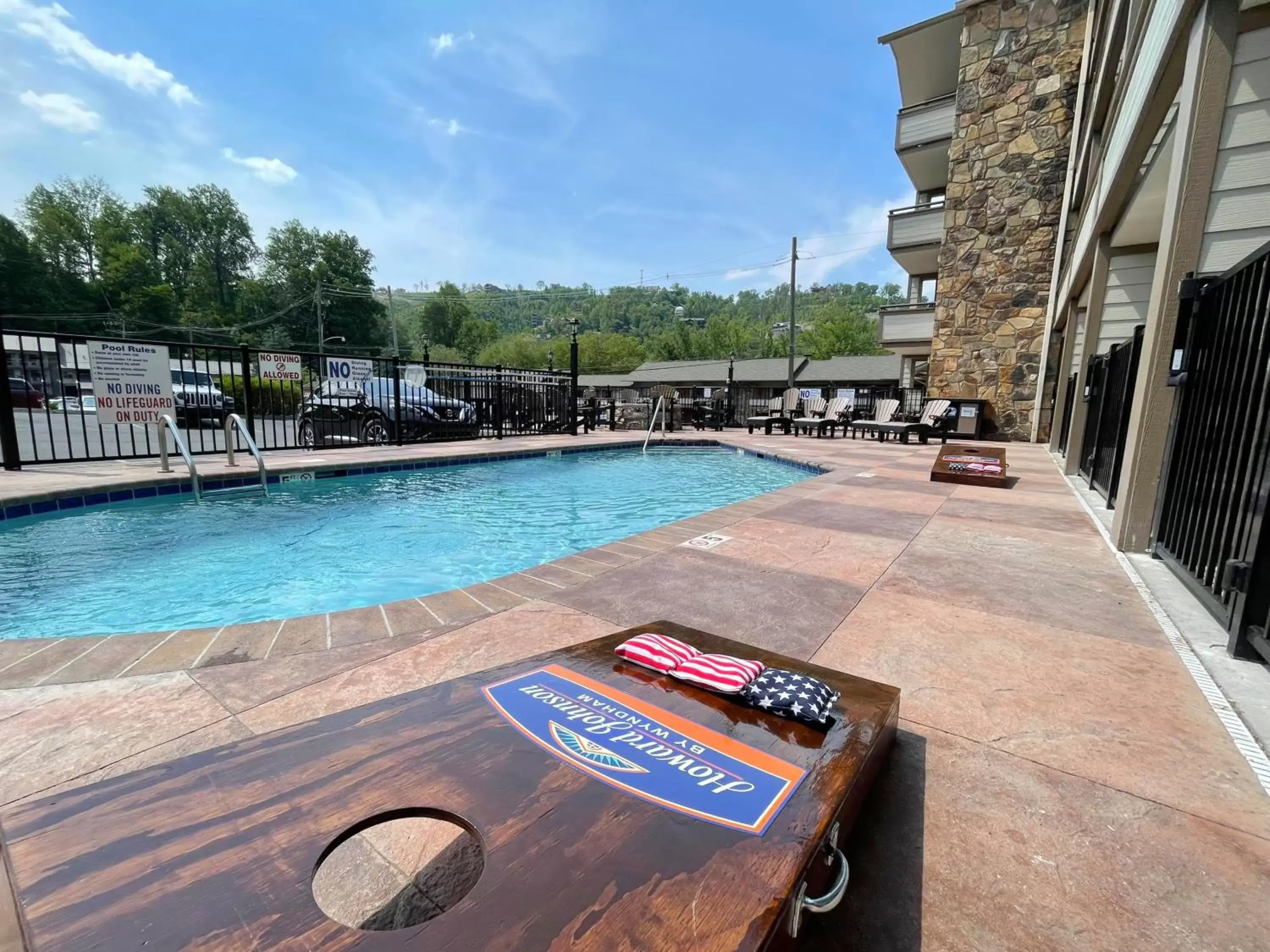 Swimming pool in Howard Johnson by Wyndham Downtown Gatlinburg