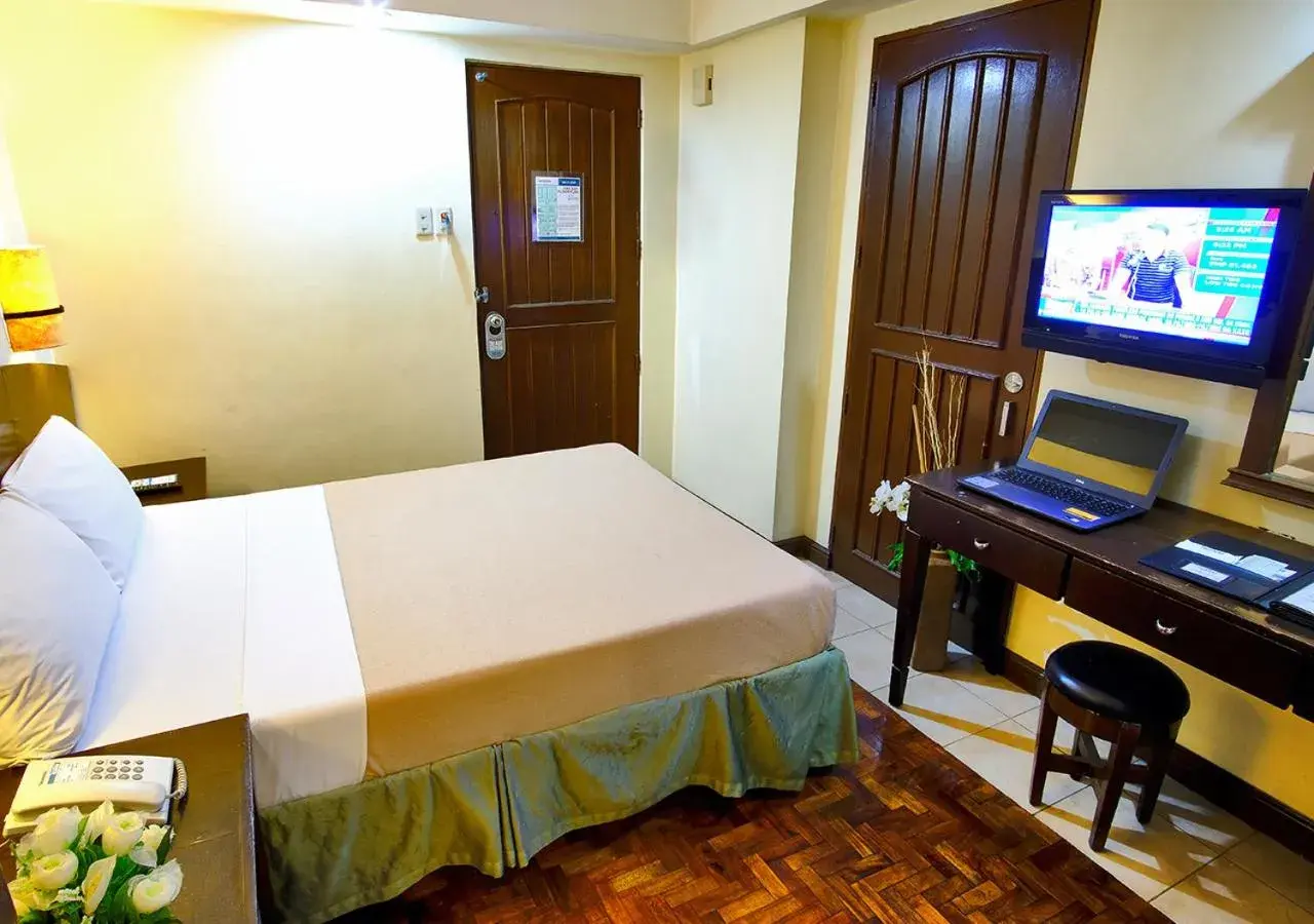 Bed, TV/Entertainment Center in Fersal Hotel Manila