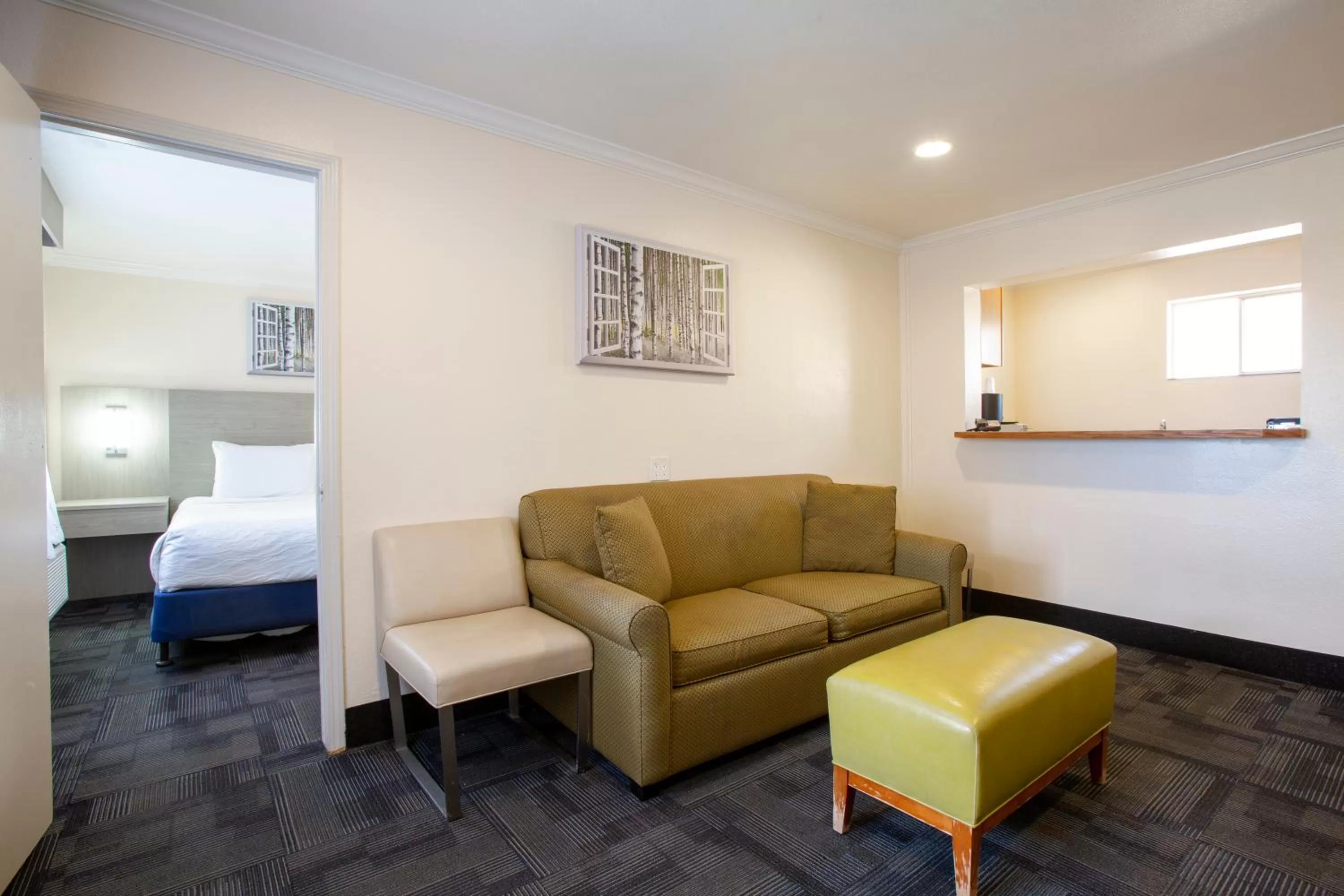 Photo of the whole room, Bed in Hotel Aspen Flagstaff/ Grand Canyon InnSuites