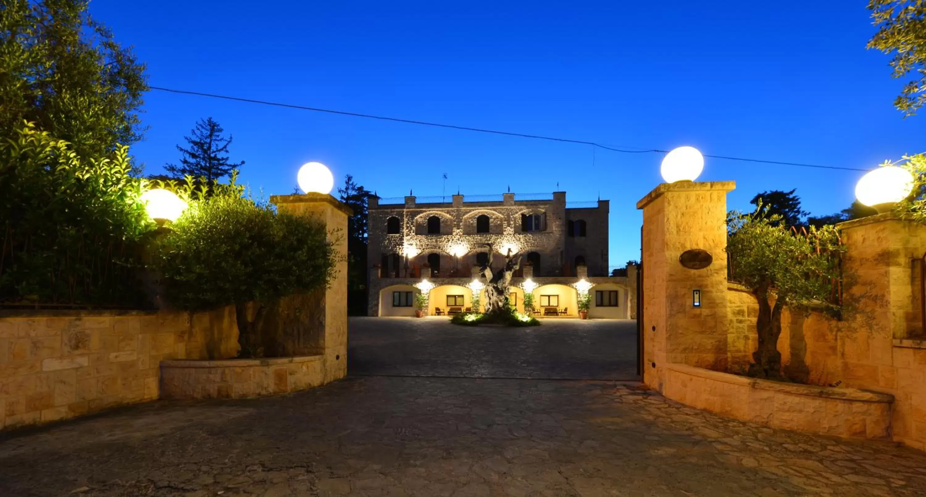 Facade/entrance, Property Building in Hotel Castel Miramonti