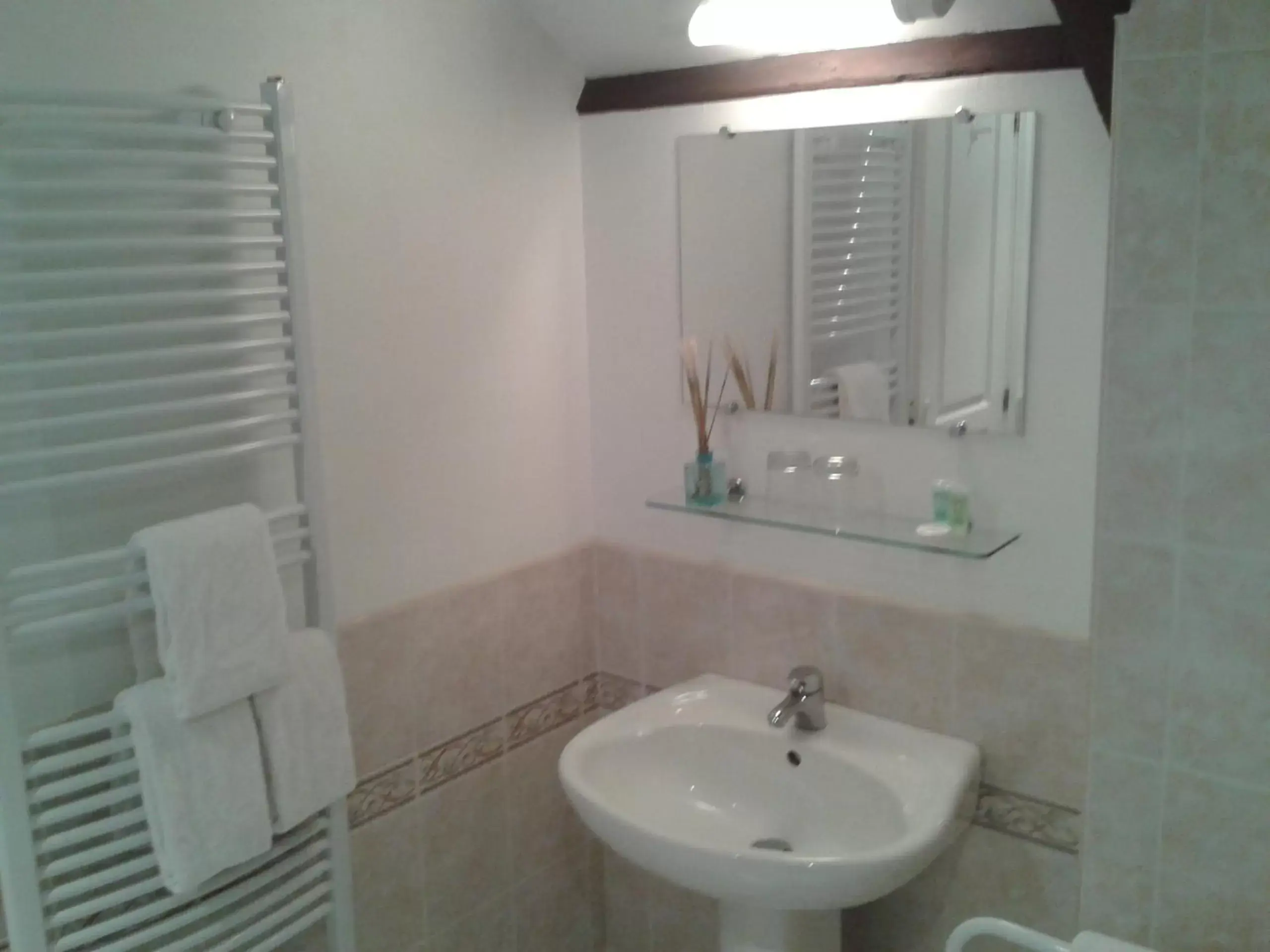 Photo of the whole room, Bathroom in Vue sur la Rance