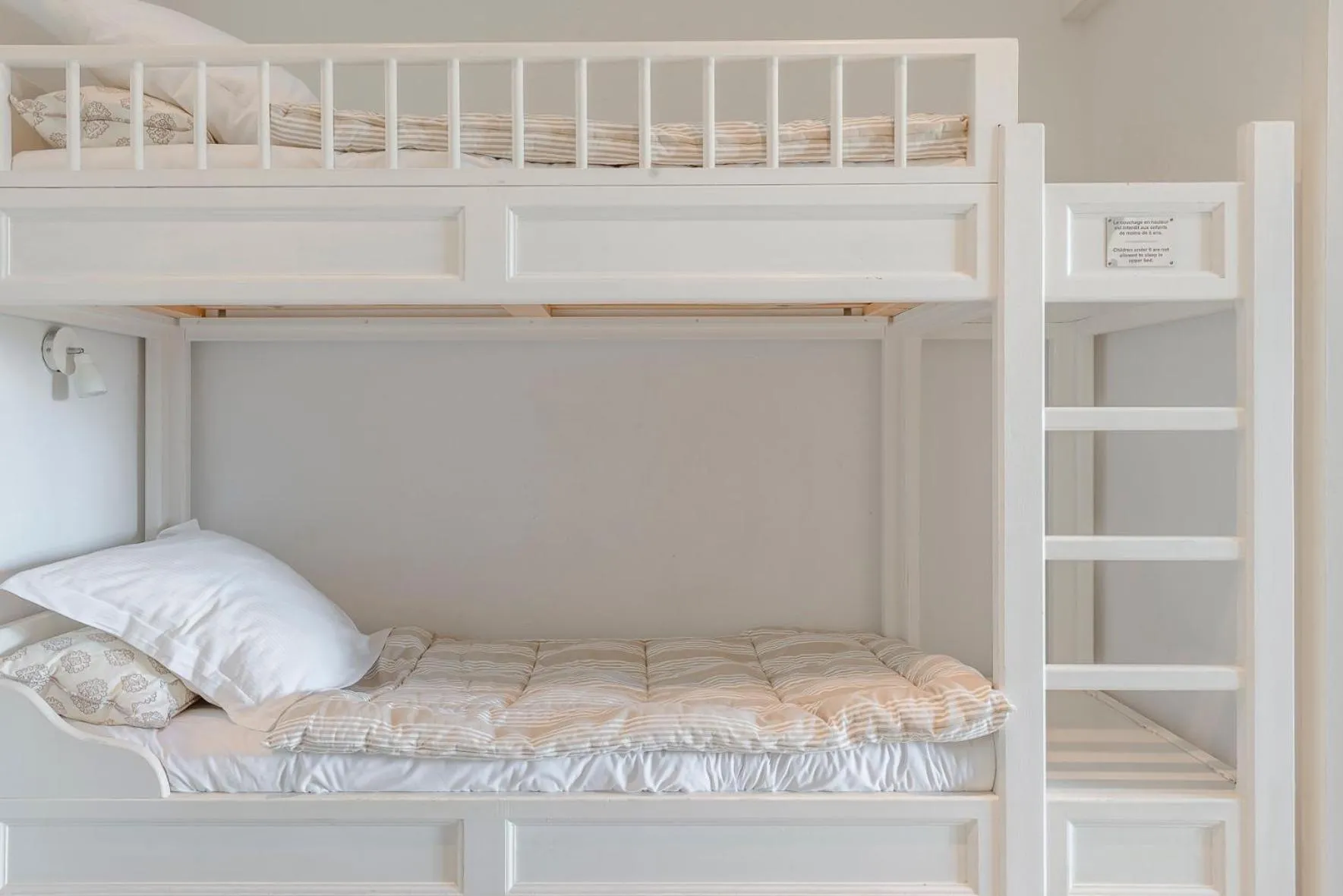 Property building, Bed in Hôtel la Magnaneraie