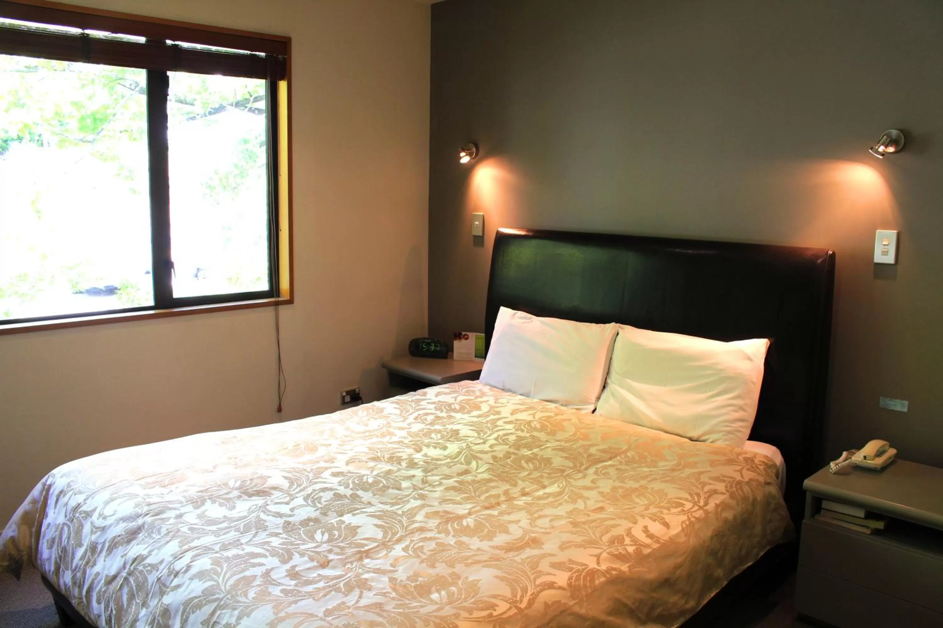 Bedroom, Bed in St James Apartments