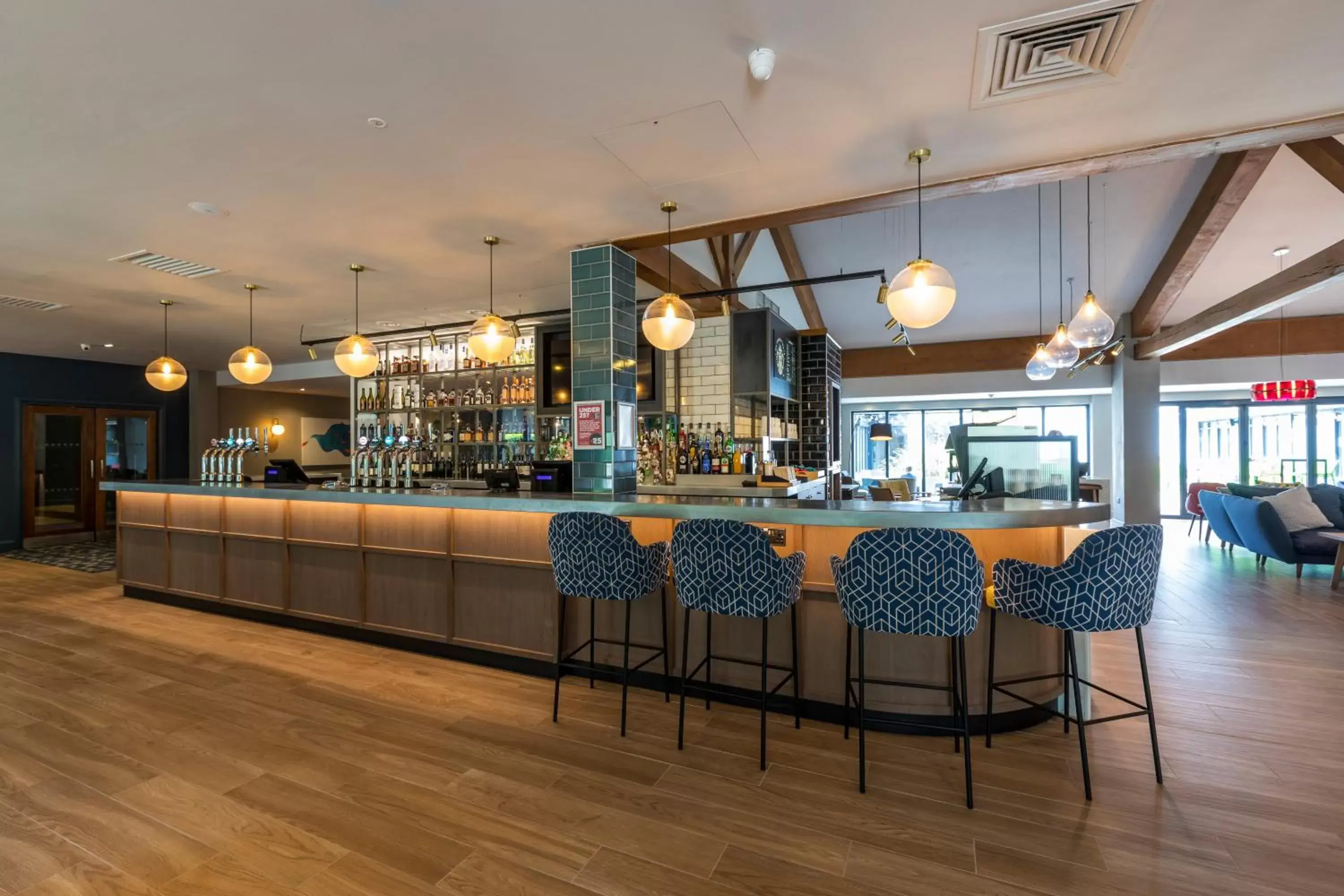 Lounge or bar, Restaurant/Places to Eat in Holiday Inn Cambridge, an IHG Hotel