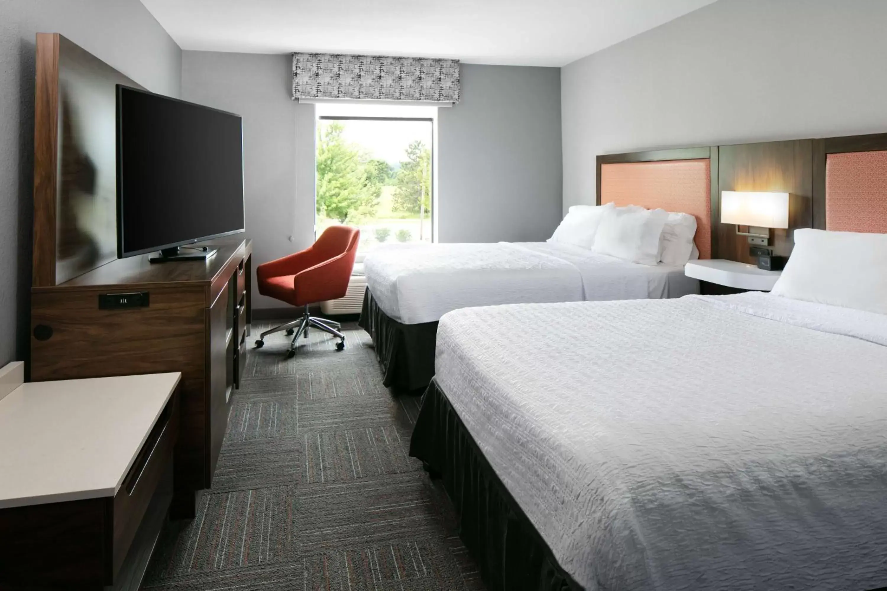 Bed in Hampton Inn & Suites West Bend