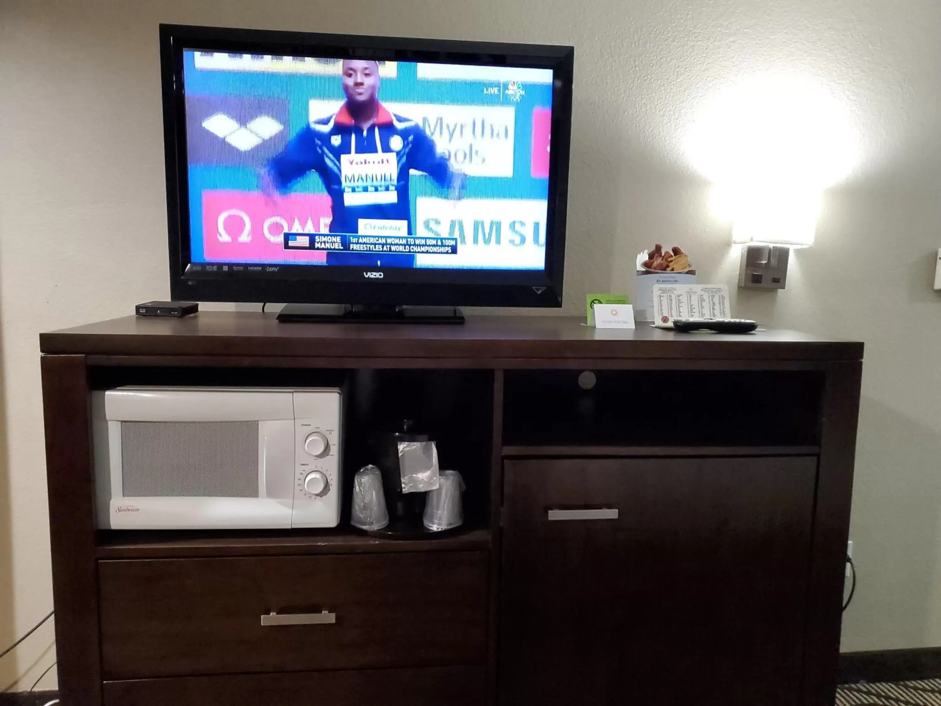 TV and multimedia, TV/Entertainment Center in La Quinta Inn & Suites by Wyndham Hesperia Victorville
