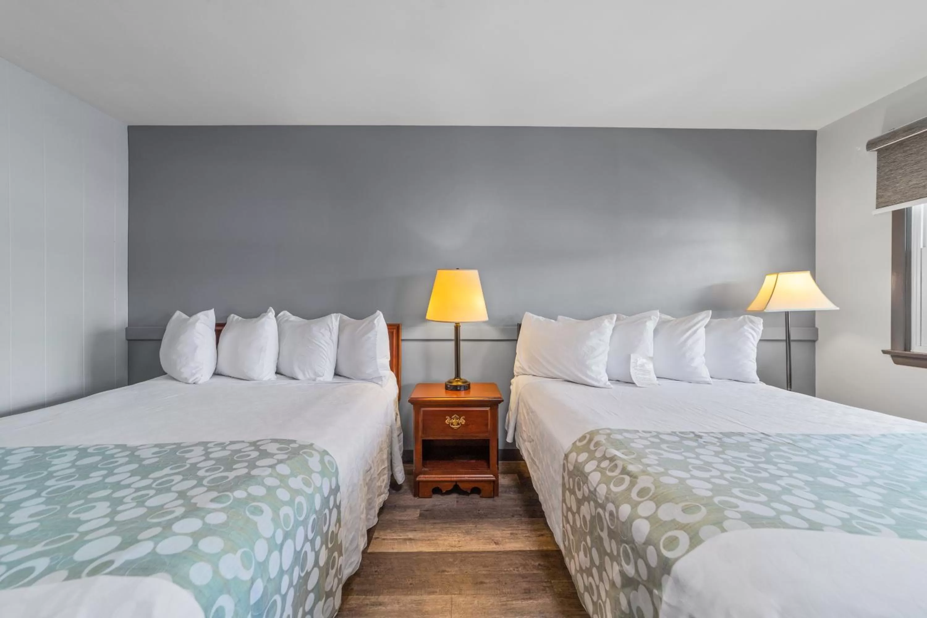 Bed in Glass House Inn Erie Near I-90 & I-79