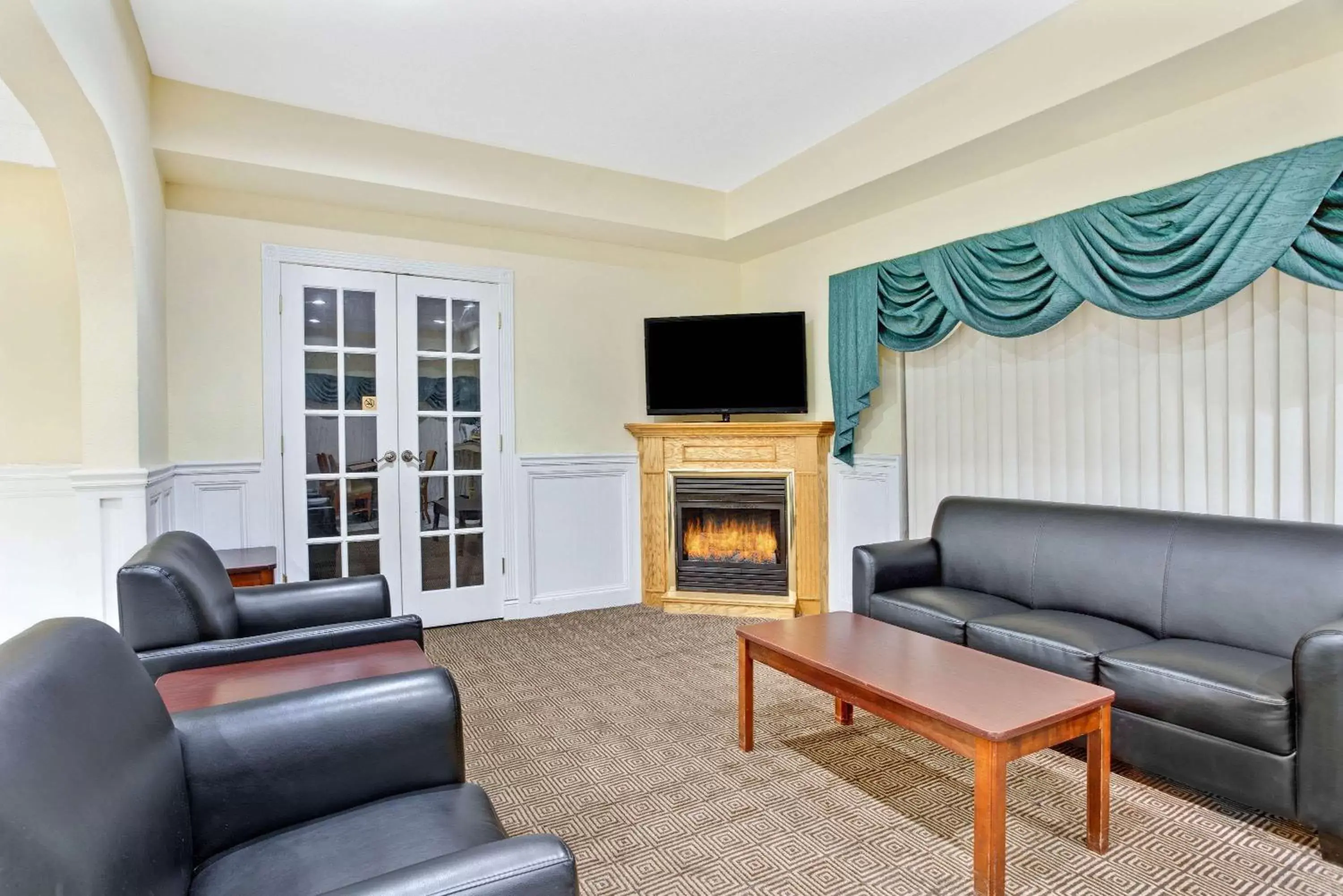 Lobby or reception, Seating Area in Days Inn & Suites by Wyndham Stockbridge South Atlanta