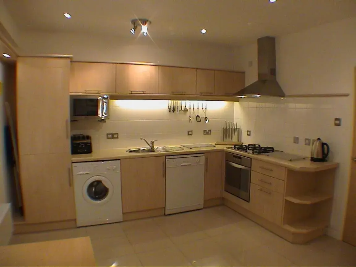 Kitchen/Kitchenette in Earle House Serviced Apartments