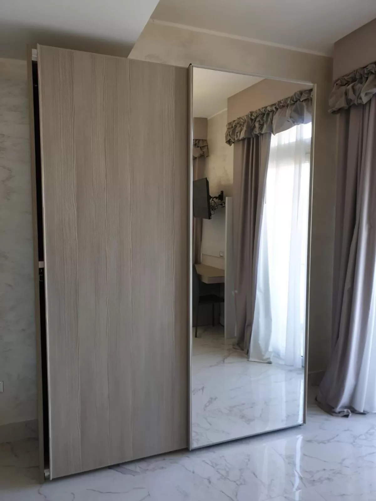 Photo of the whole room in Hotel Aurora