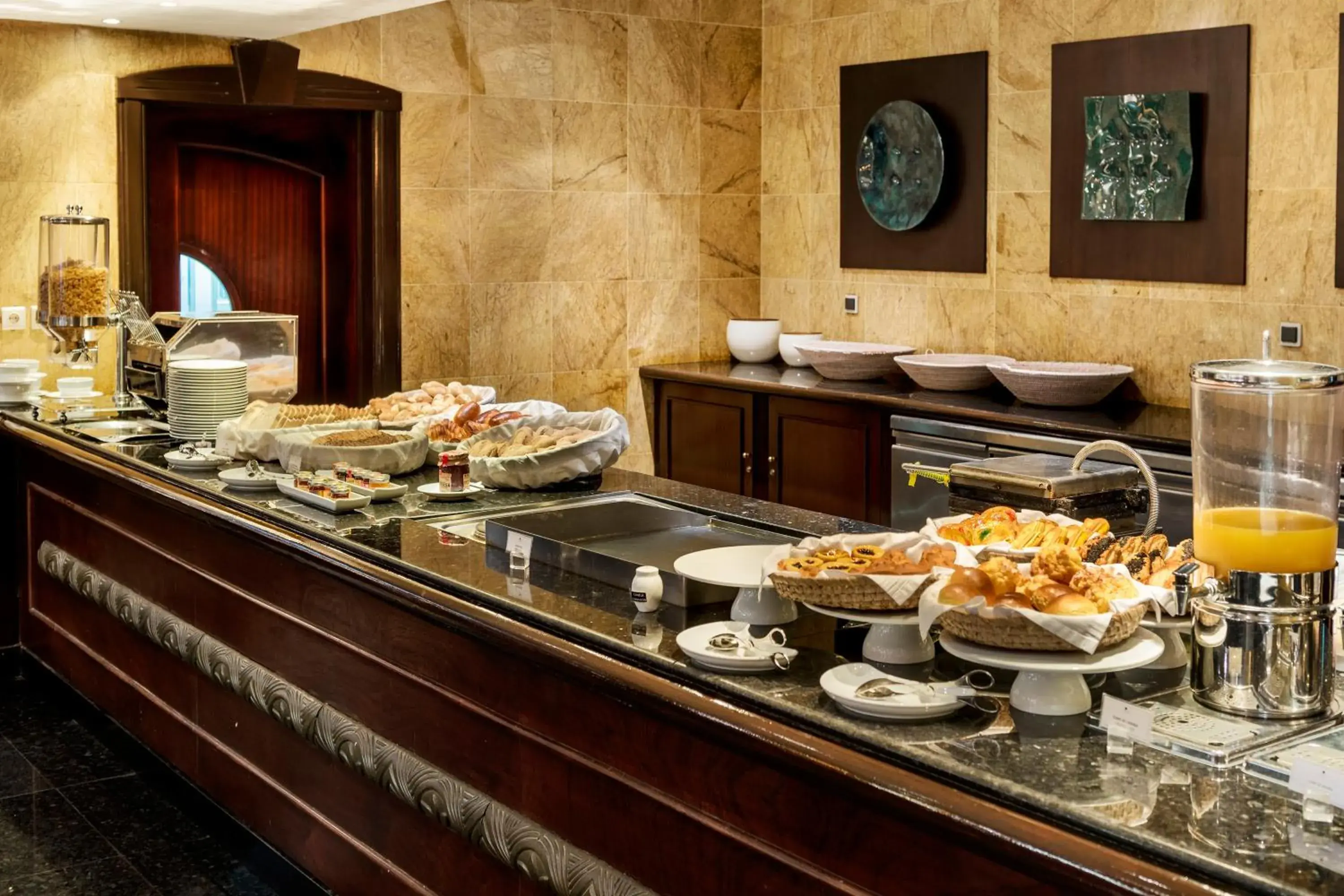 Restaurant/places to eat in Hotel Alvalade