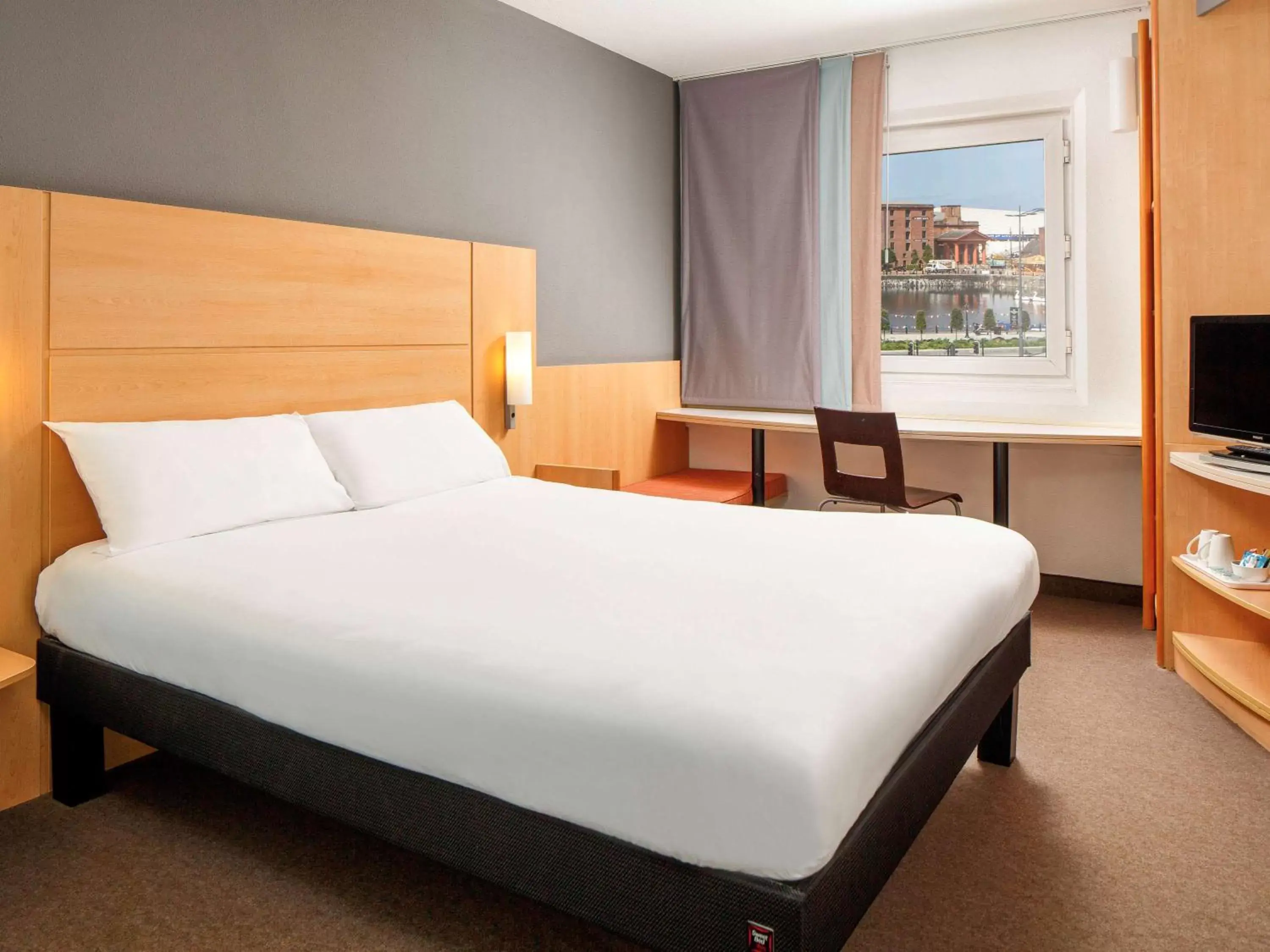 Photo of the whole room, Bed in ibis Liverpool Centre Albert Dock – Liverpool One