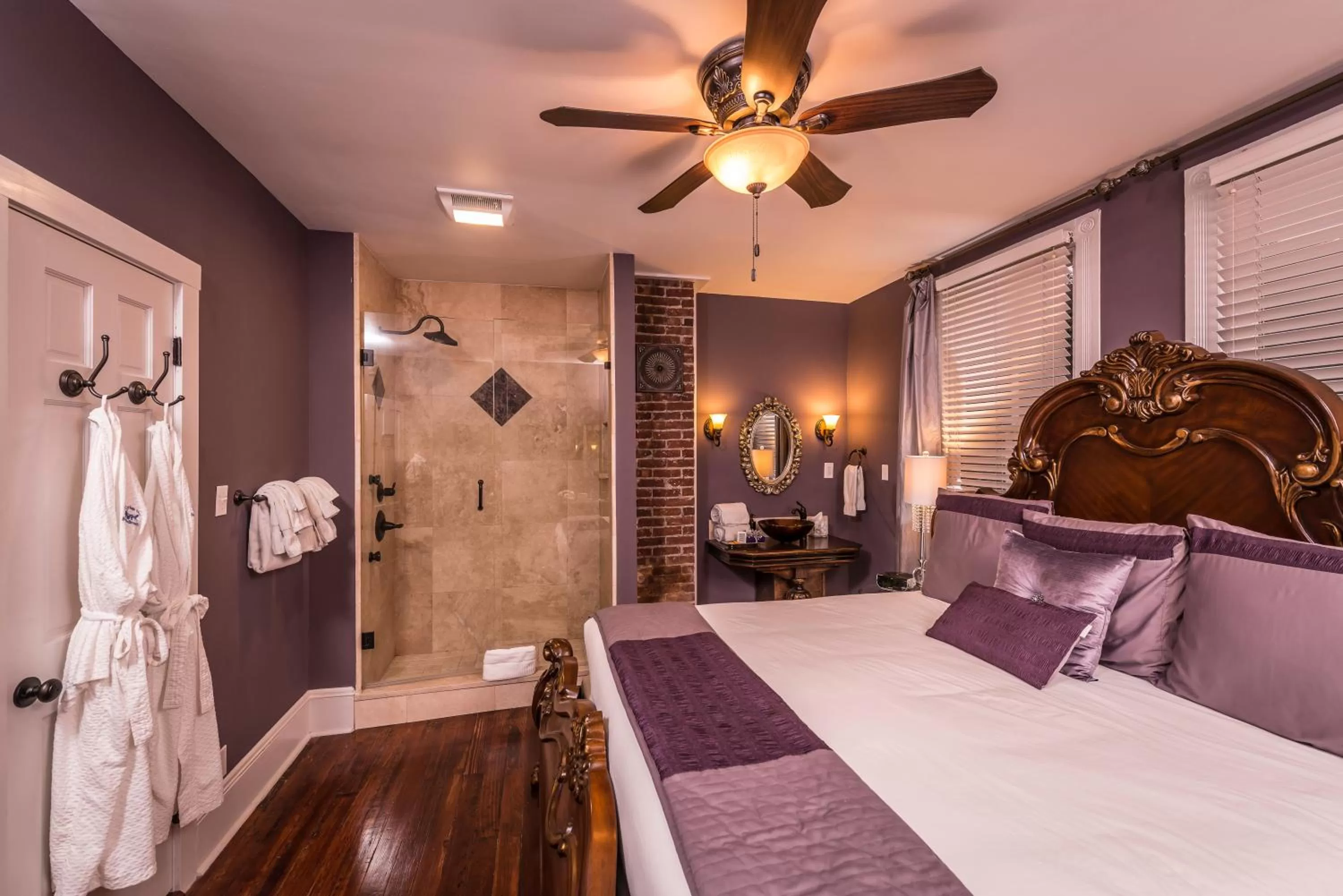 Shower, Bed in Carriage Way Inn Bed & Breakfast Adults Only - 21 years old and up