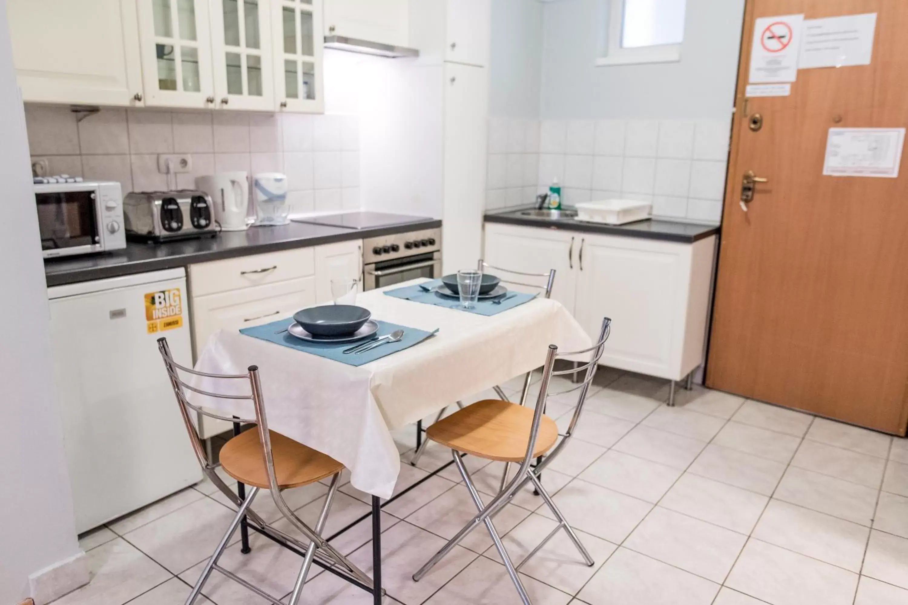 Coffee/tea facilities, Kitchen/Kitchenette in Agape Apartments