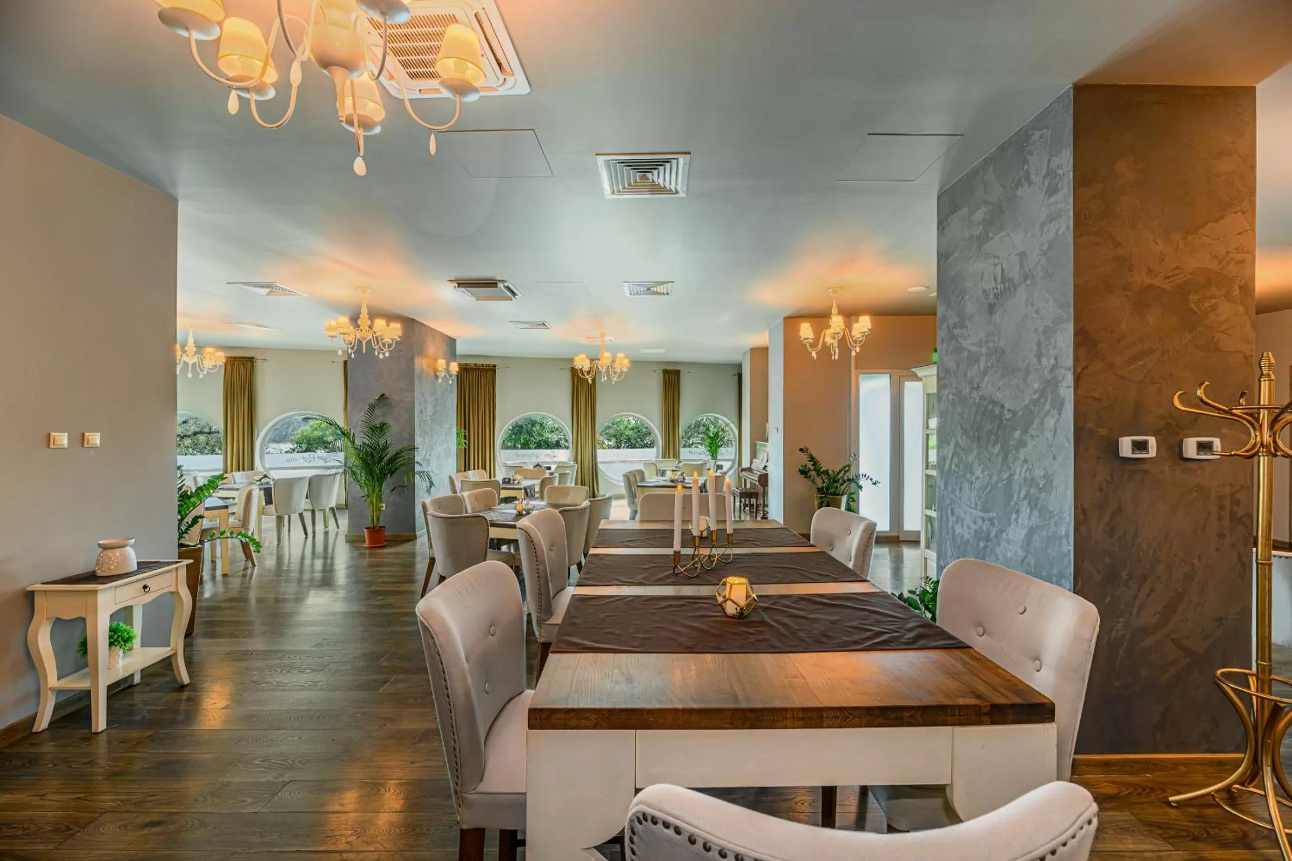 Restaurant/places to eat in Faleza Hotel by Vega