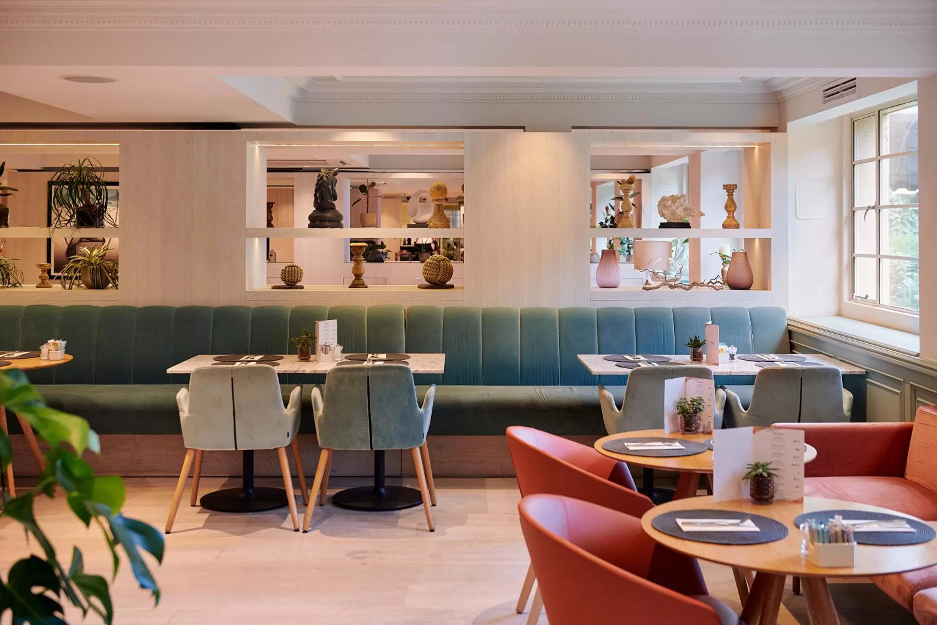 Restaurant/places to eat in Melia White House Hotel