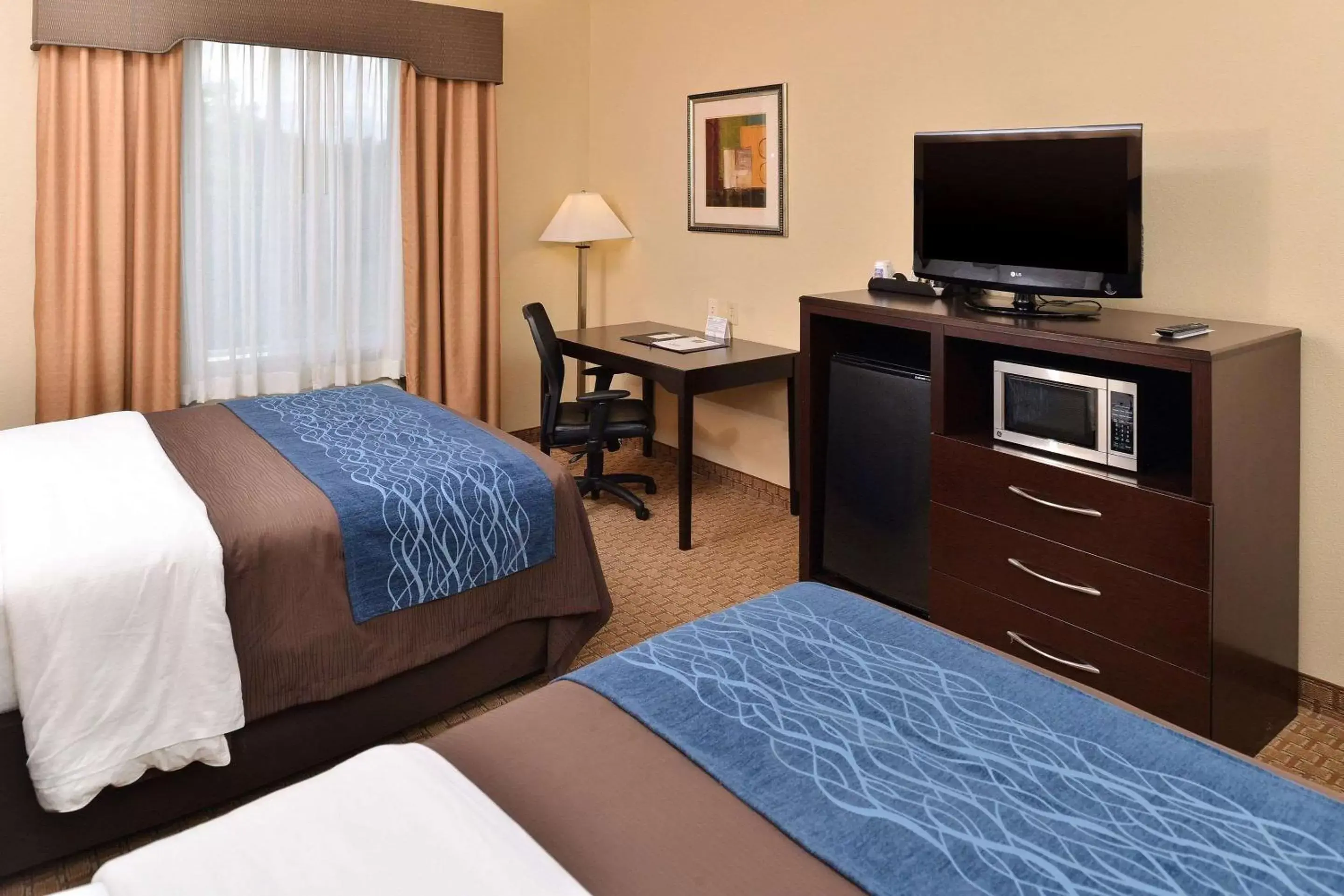 Bed, TV/Entertainment Center in Comfort Inn & Suites Mexia