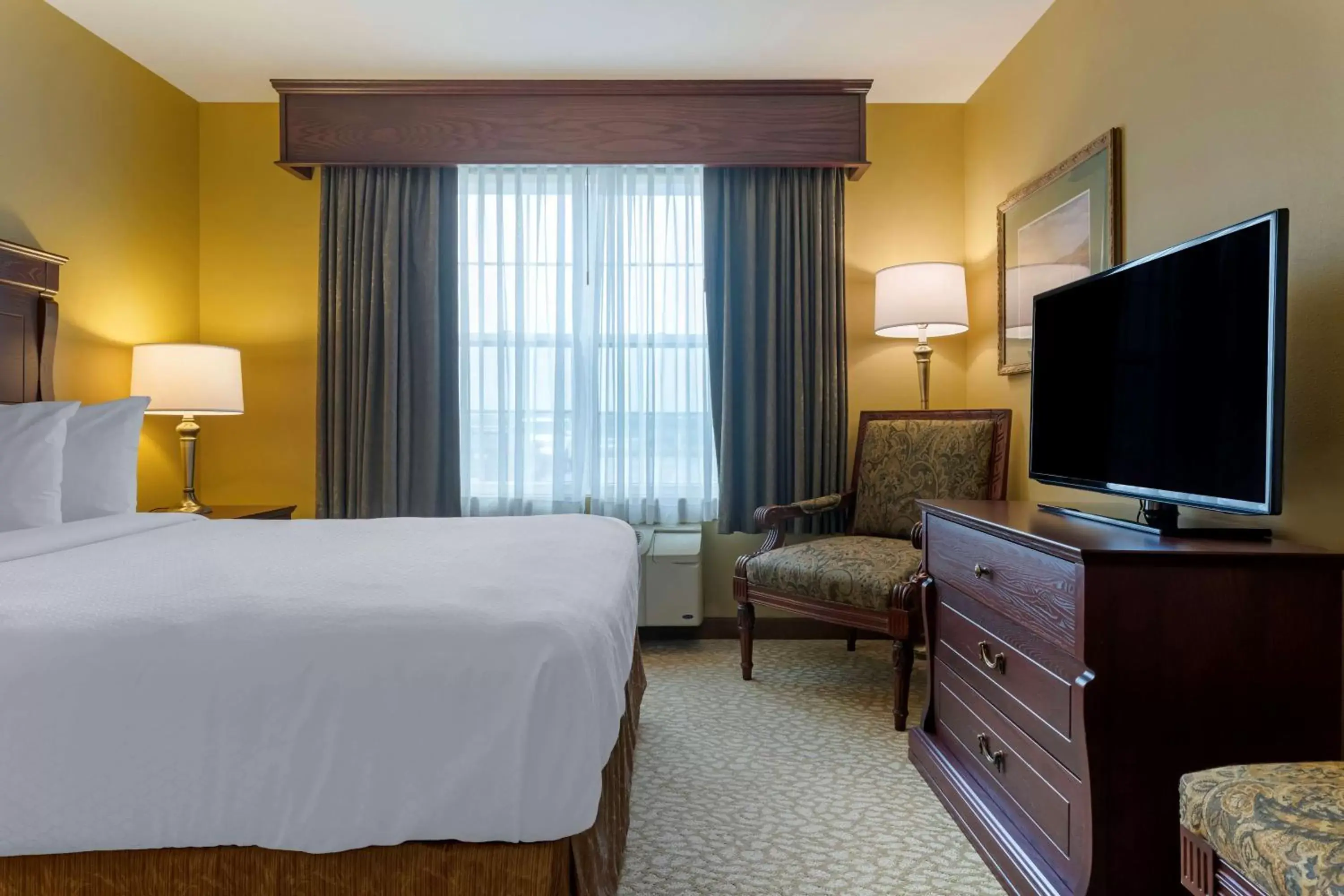 Bedroom, TV/Entertainment Center in Best Western Plus Grand-Sault Hotel & Suites