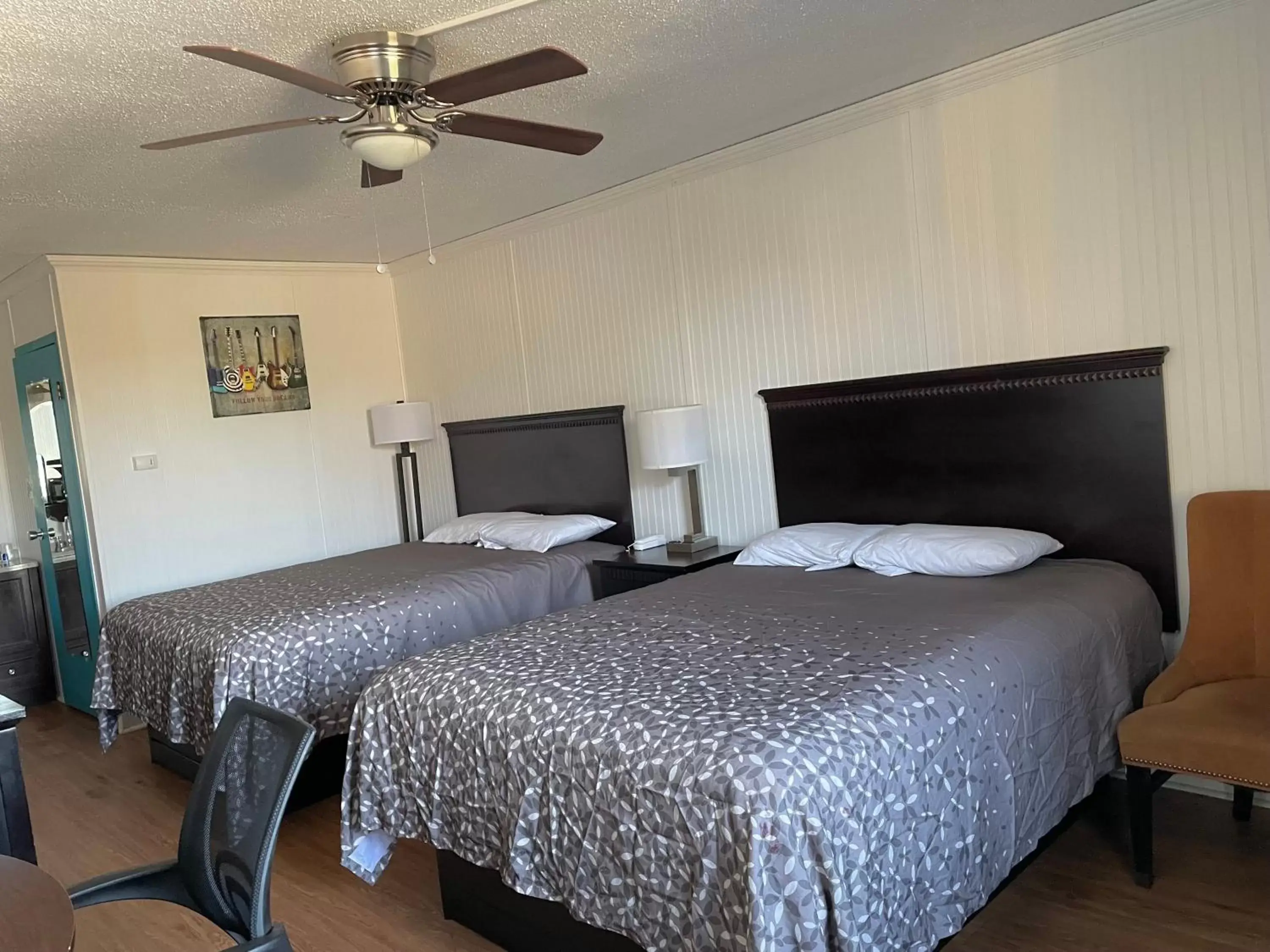 Standard Queen Room with Two Queen Beds Smoking in Rodeway inn- Nashville airport - Downtown - Mexican Restaurant on site Standard Queen Room with Two Queen Beds Smoking in Rodeway inn- Nashville airport - Downtown - Mexican Restaurant on site