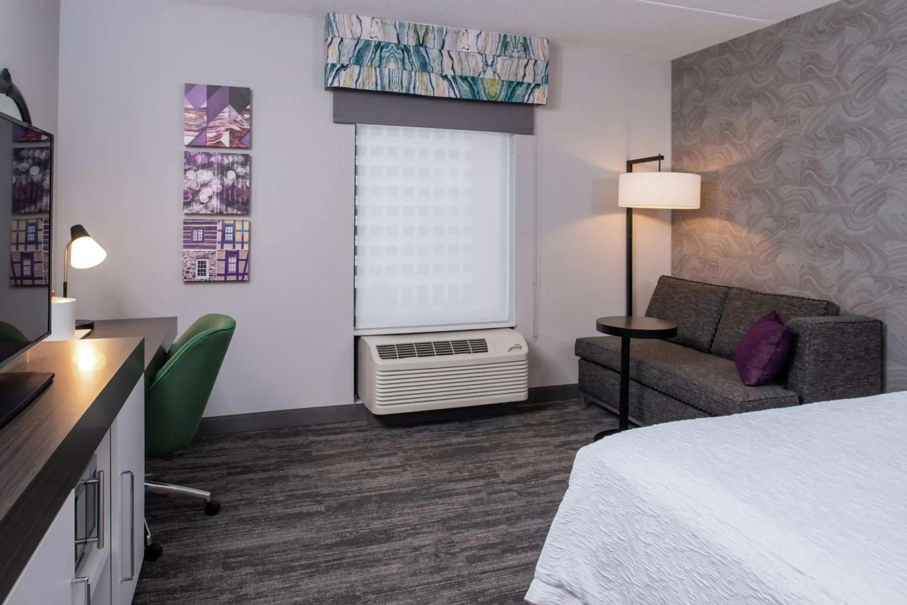 Bedroom, Seating Area in Hampton Inn & Suites Winston-Salem Downtown
