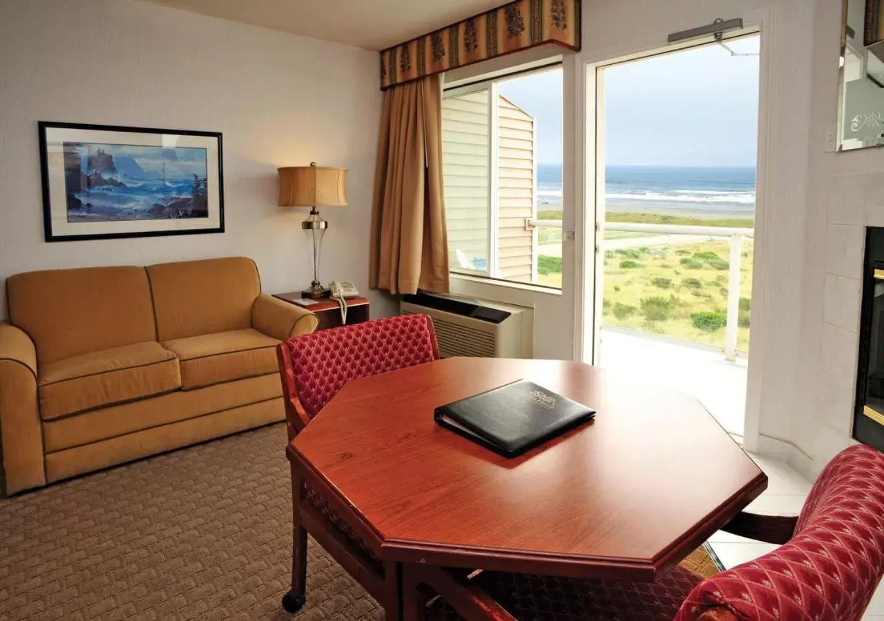 Living room in Shilo Inn Suites Ocean Shores Living room in Shilo Inn Suites Ocean Shores