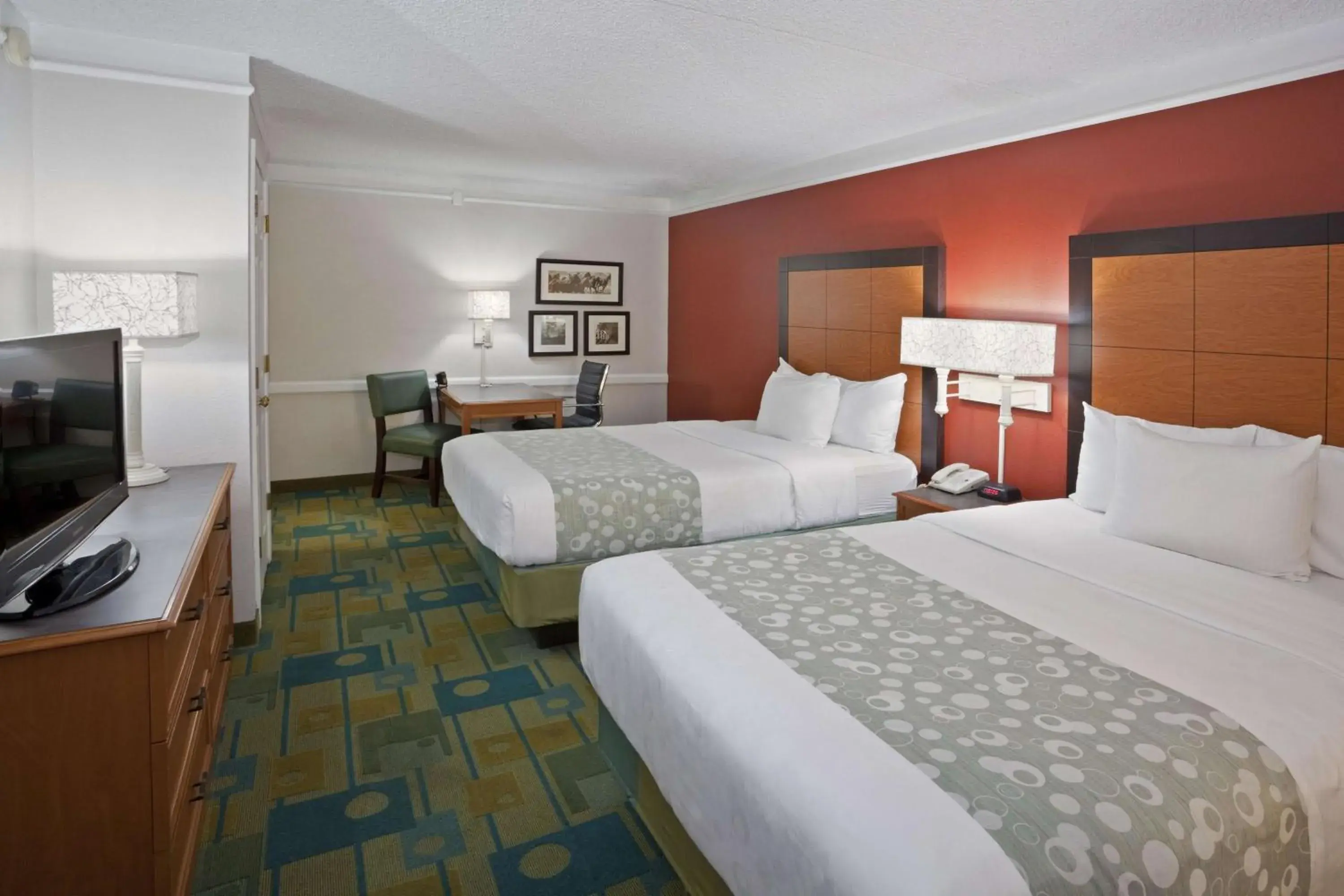 Photo of the whole room, Bed in La Quinta Inn by Wyndham Phoenix Sky Harbor Airport