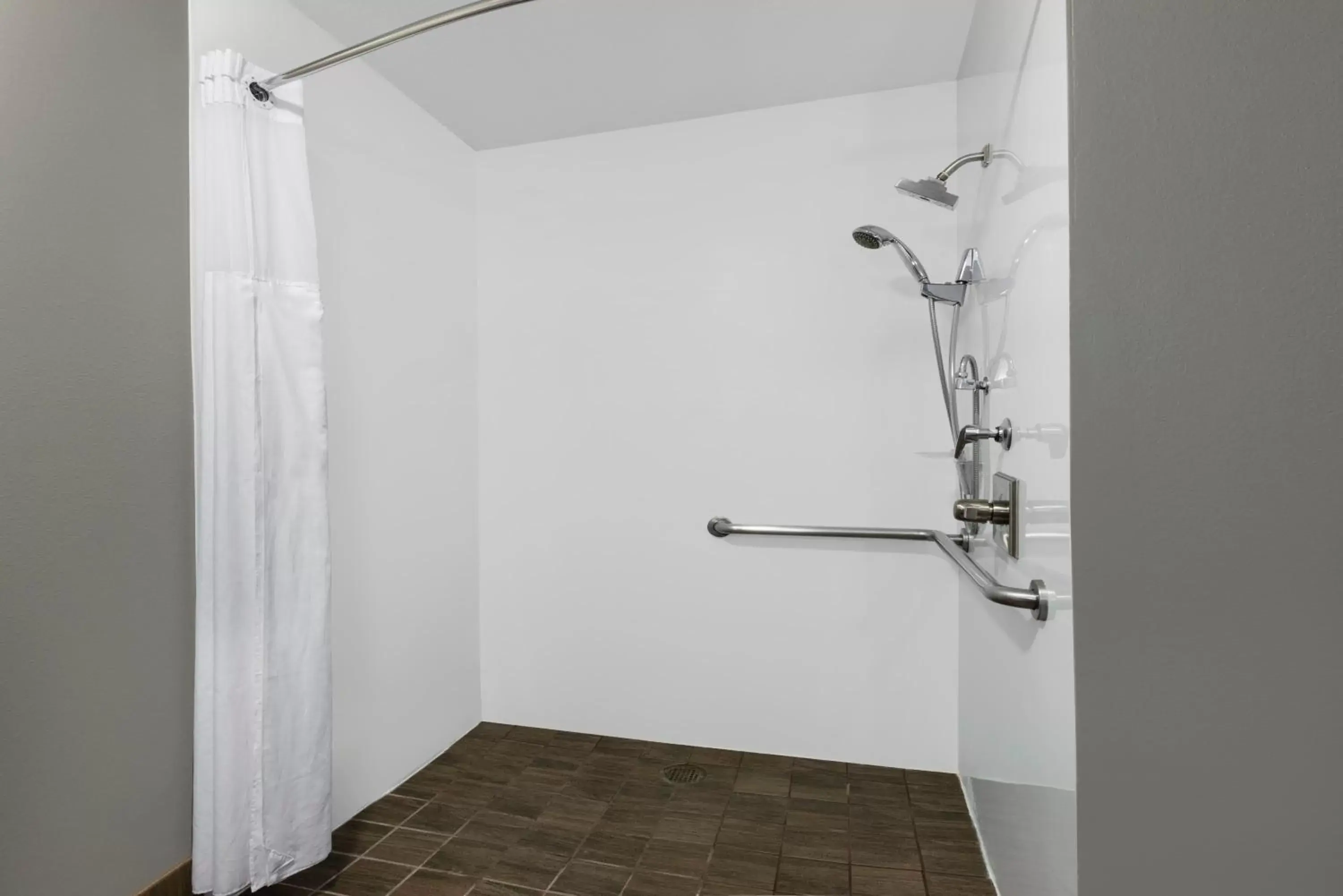 Shower, Bathroom in Hotel 1550 - SFO Airport West