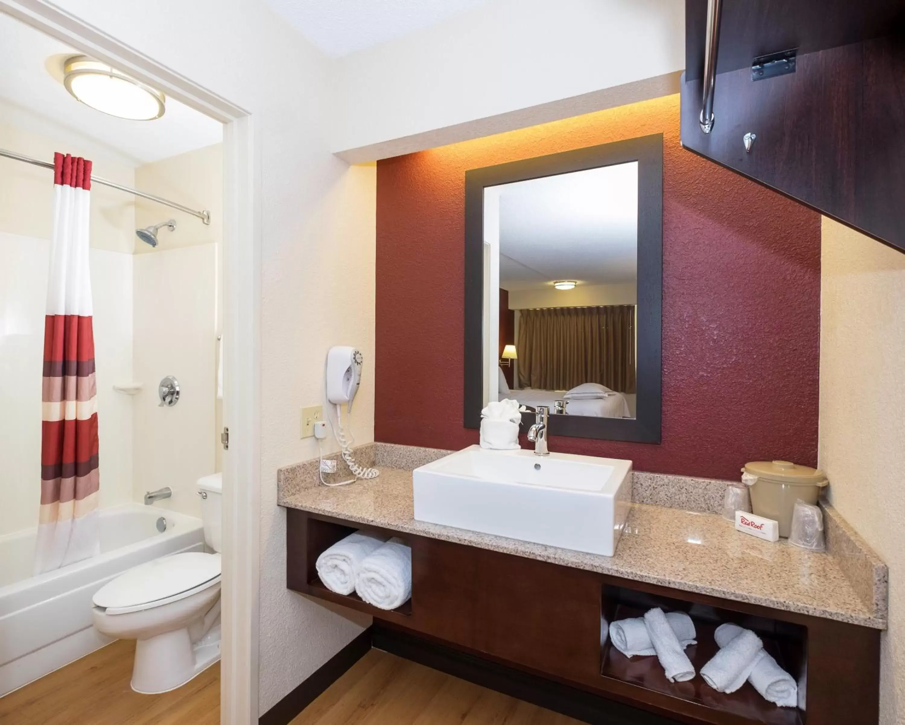 Bathroom in Red Roof Inn PLUS+ Columbus - Dublin