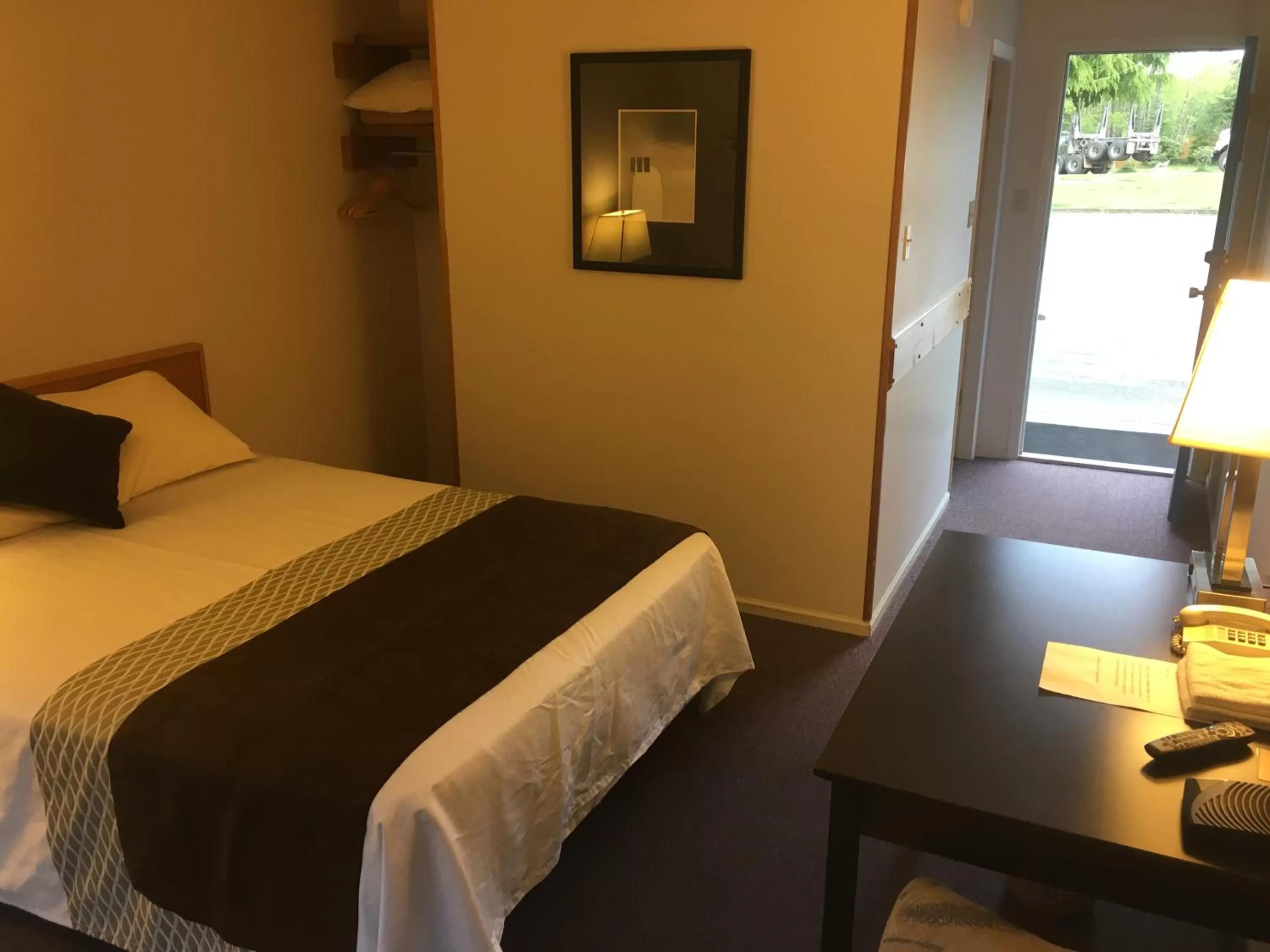 Bed in Fuller Lake Chemainus Motel