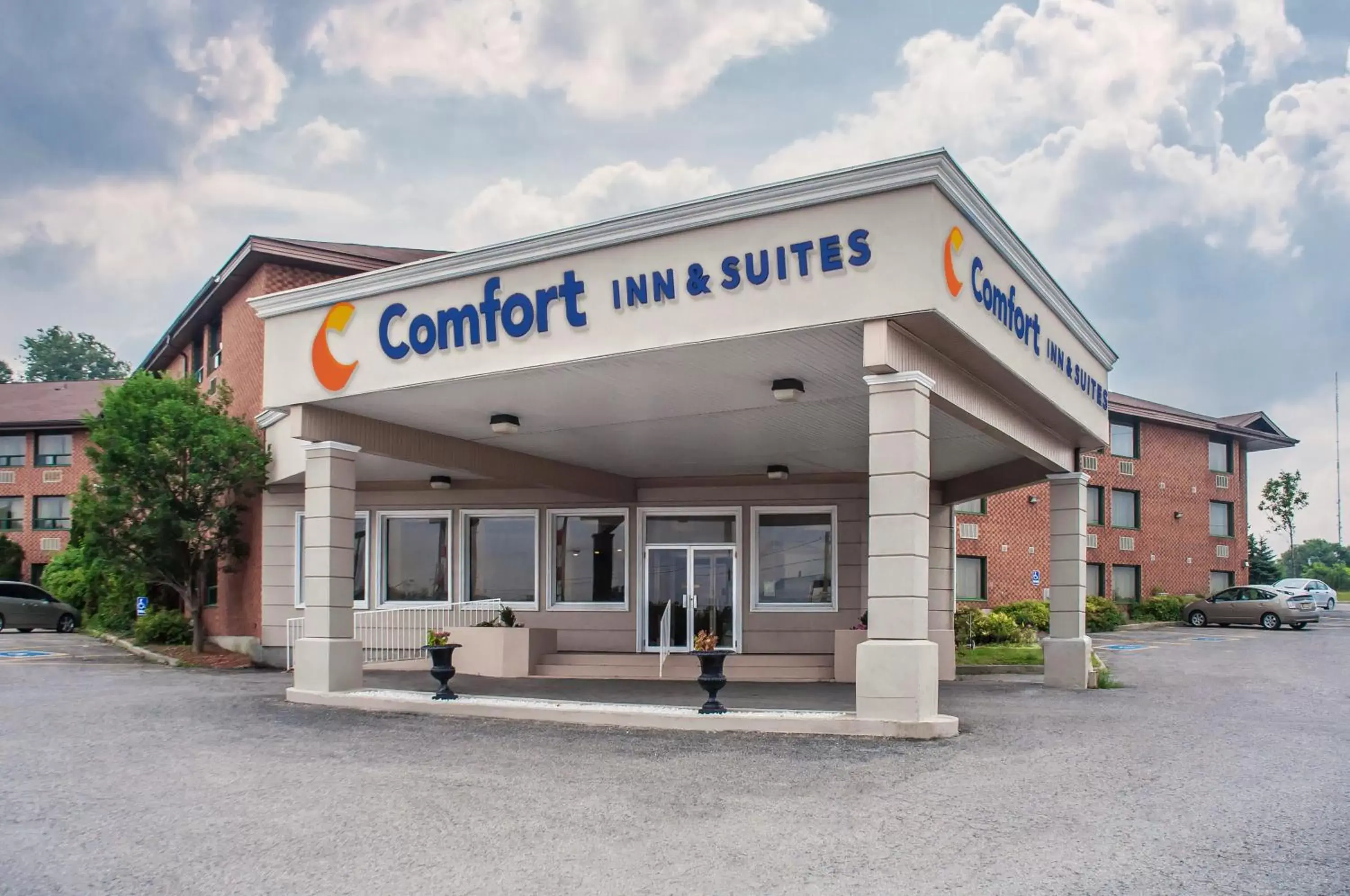 Property Building in Comfort Inn & Suites Barrie