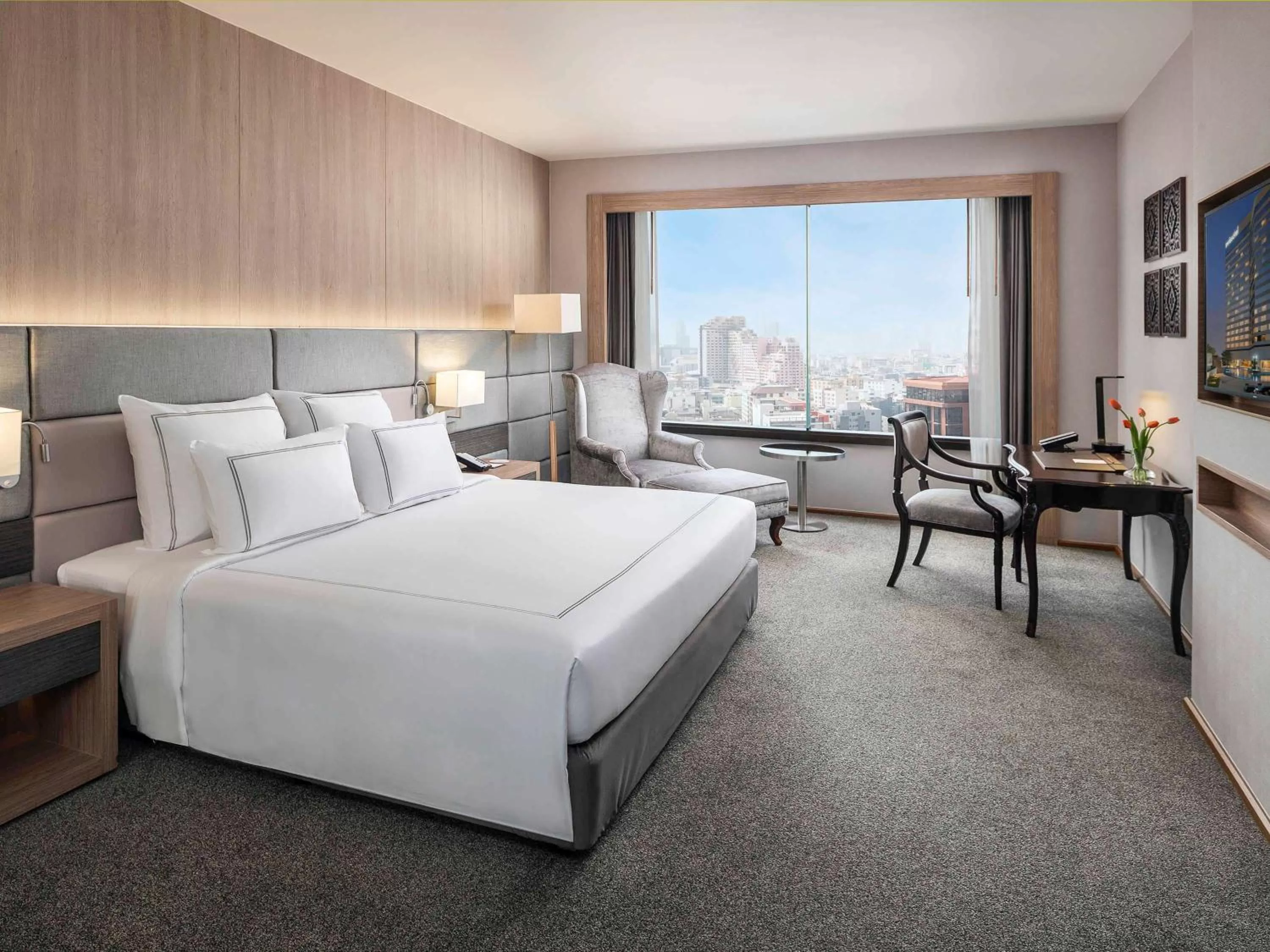 Photo of the whole room, Bed in Swissotel Bangkok Ratchada