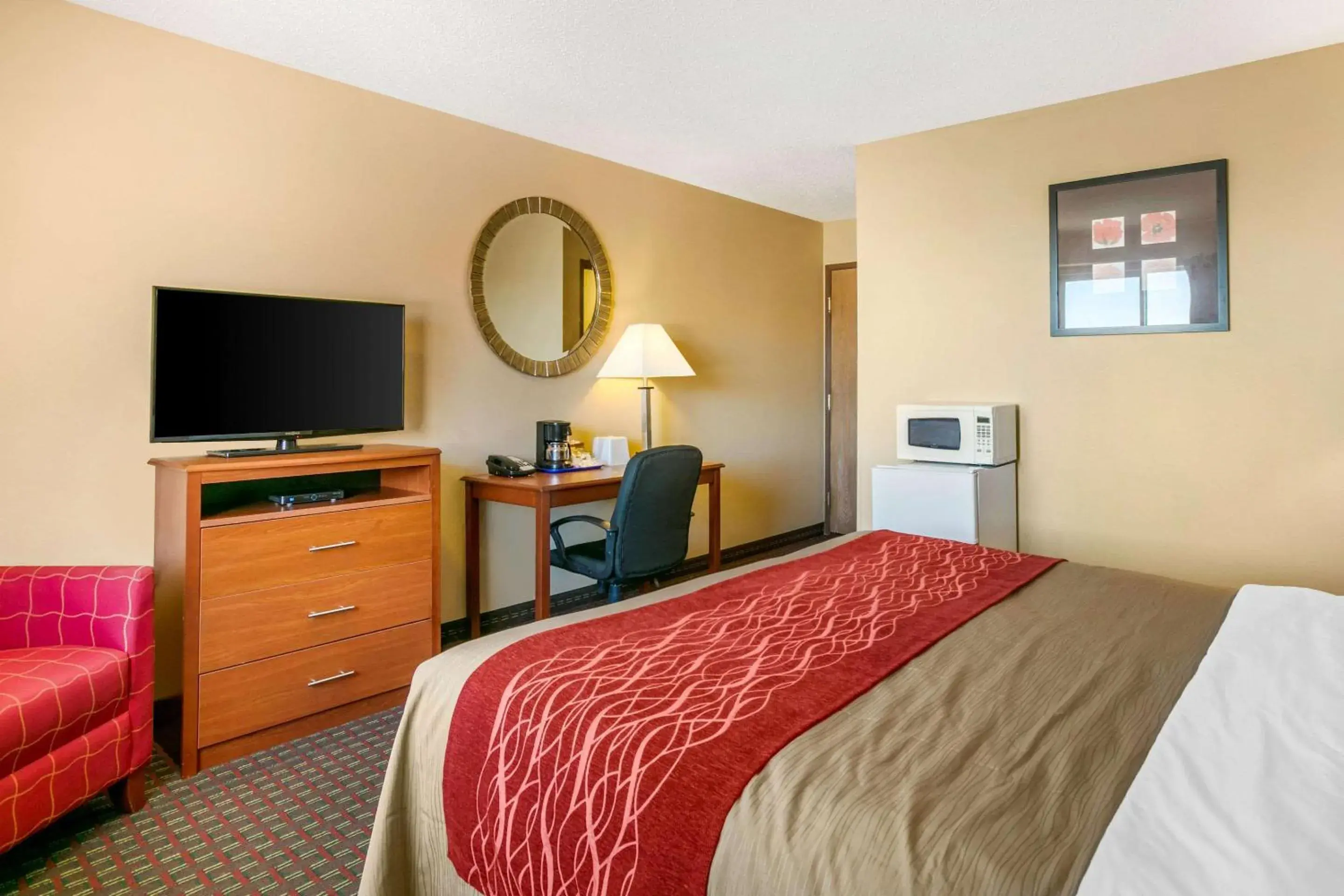 Photo of the whole room, Bed in Rodeway Inn Rapid City