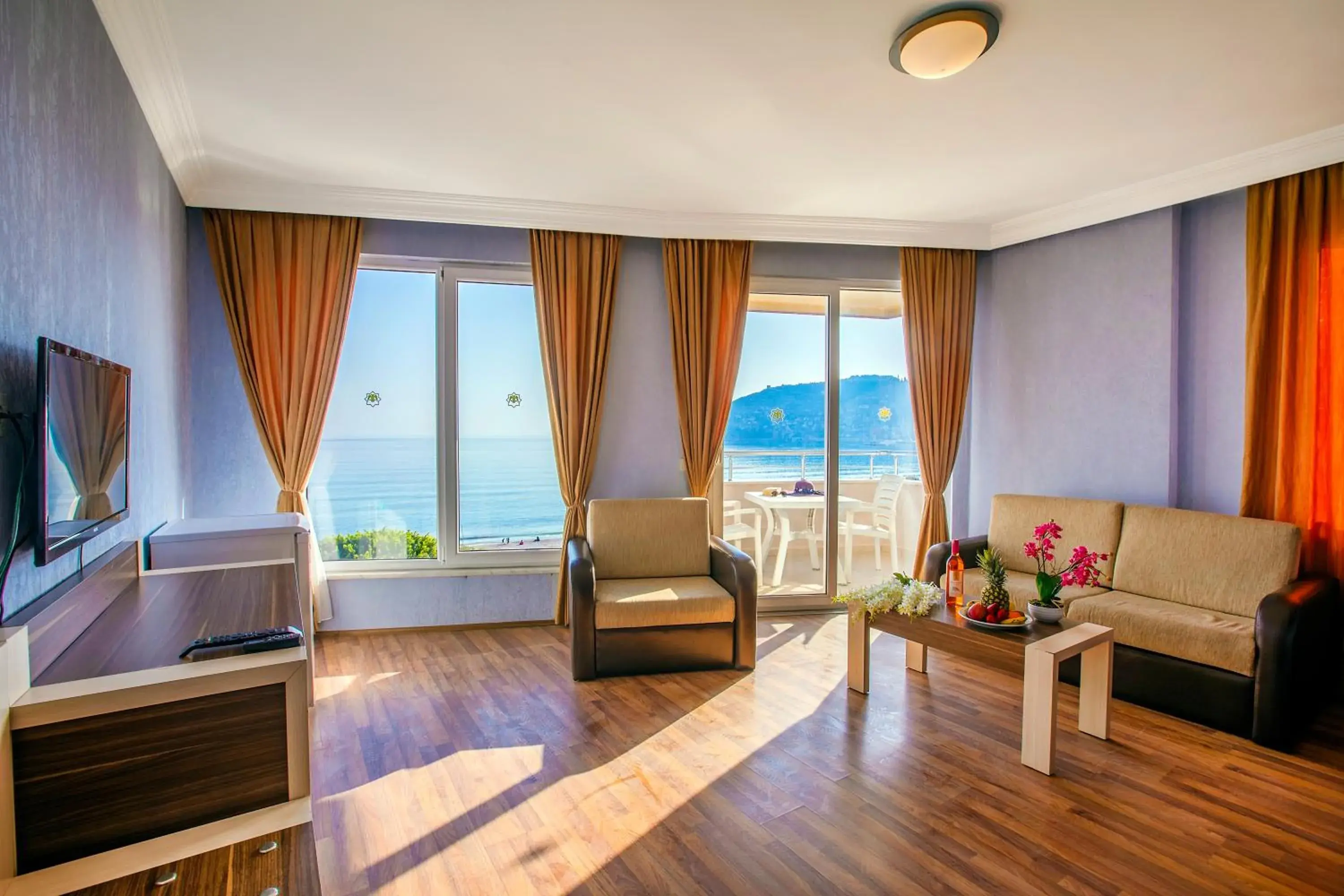 Living room, Seating Area in Hawaii Suite Beach Hotel