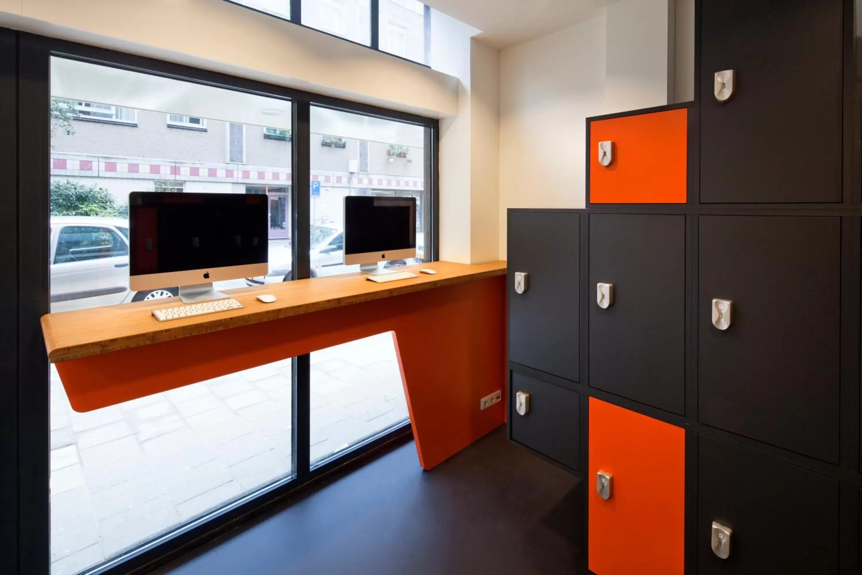 TV and multimedia in easyHotel Amsterdam City Centre South