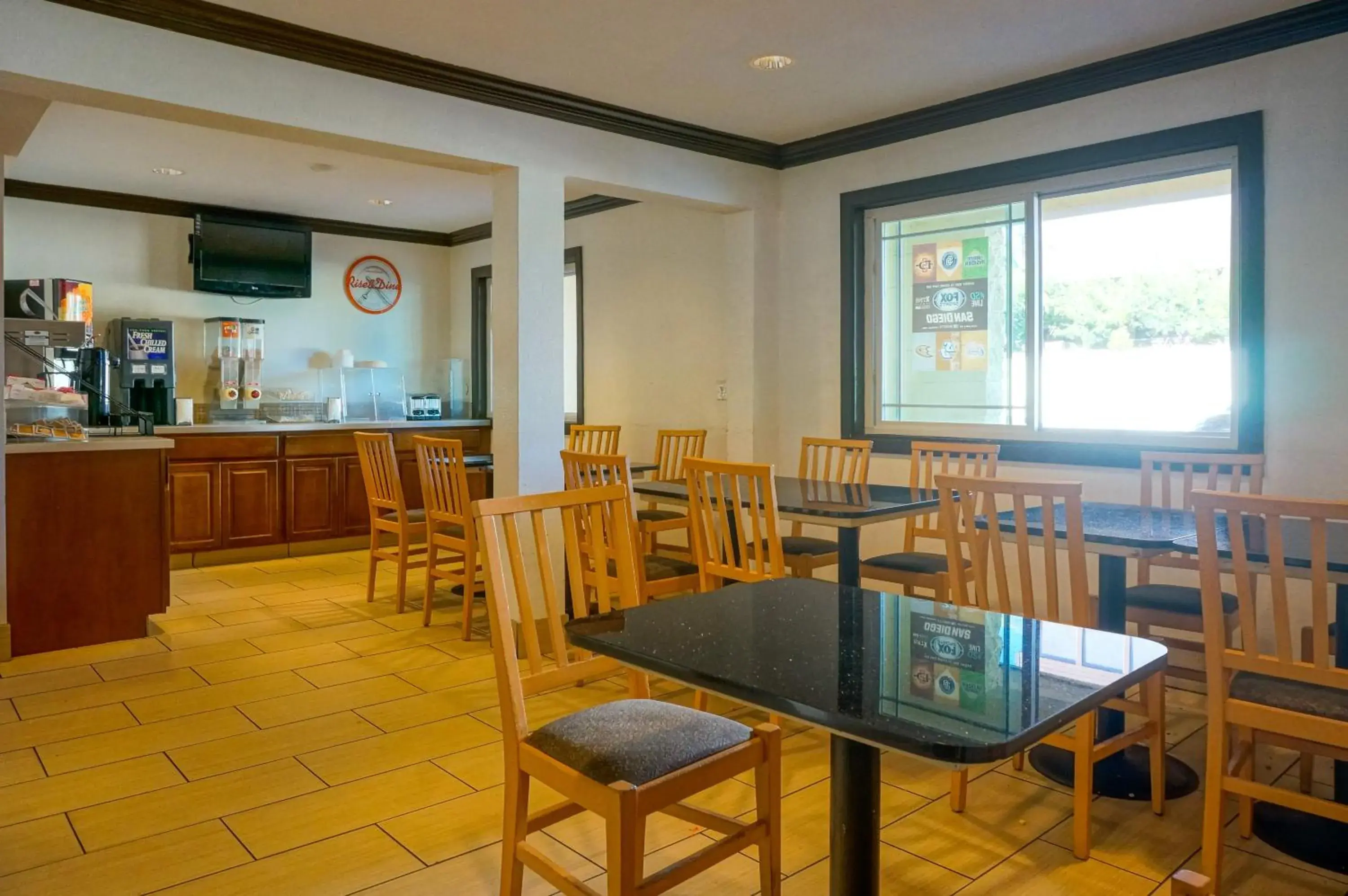 Dining area, Restaurant/Places to Eat in Howard Johnson by Wyndham San Diego Hotel Circle