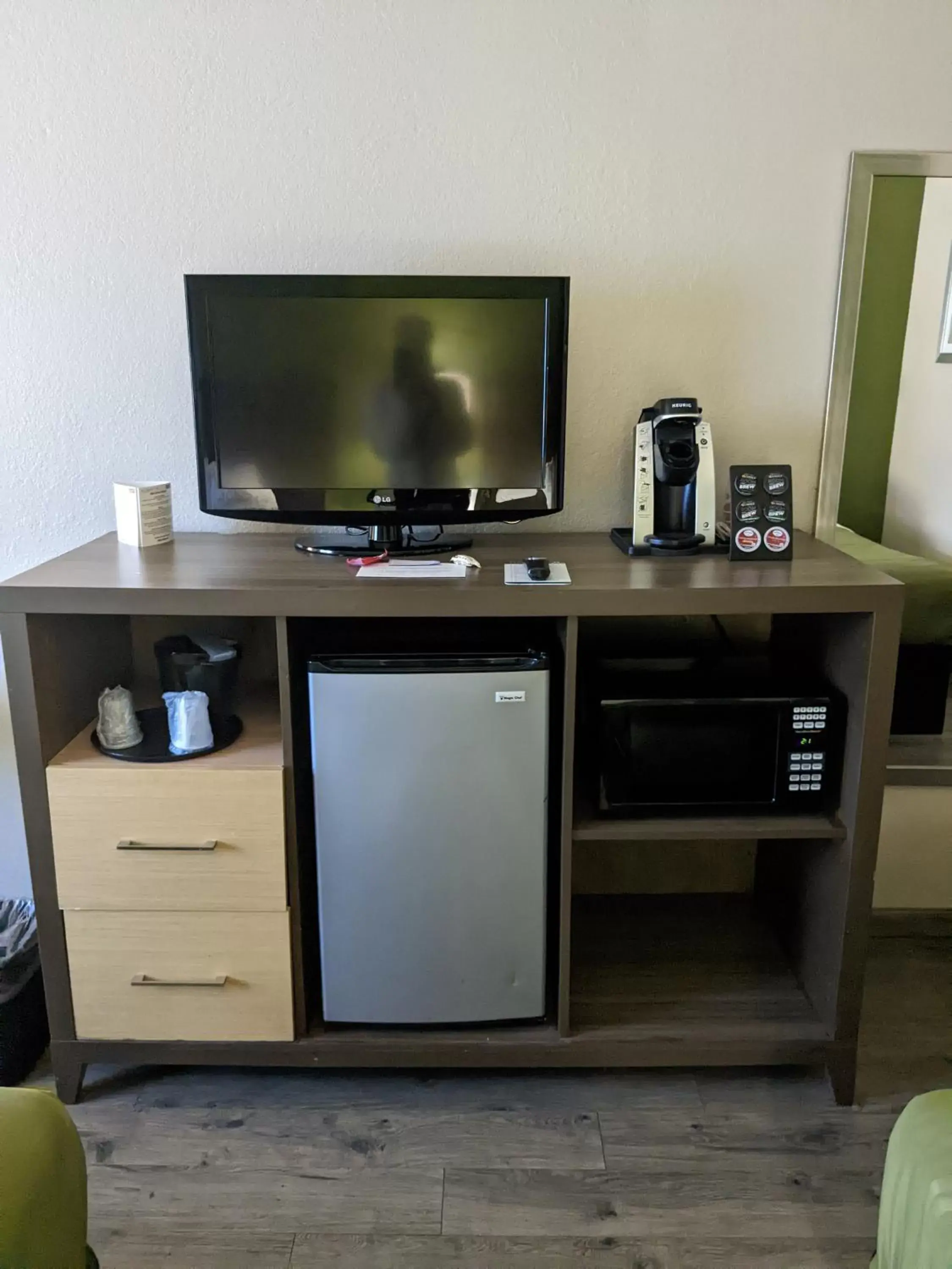 TV and multimedia, TV/Entertainment Center in Quality Inn & Suites Delaware