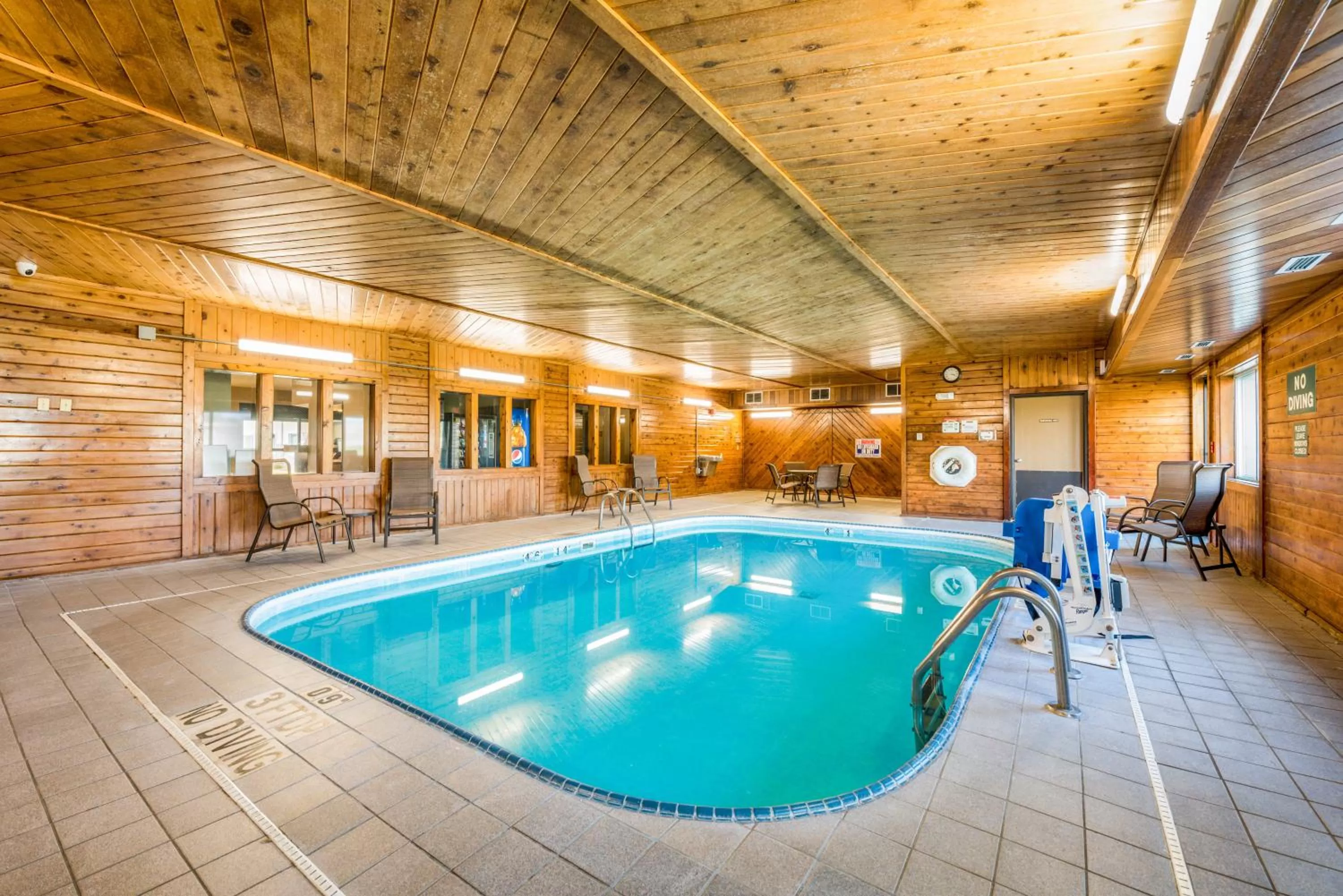 Swimming pool in Comfort Inn Onalaska - La Crosse Area