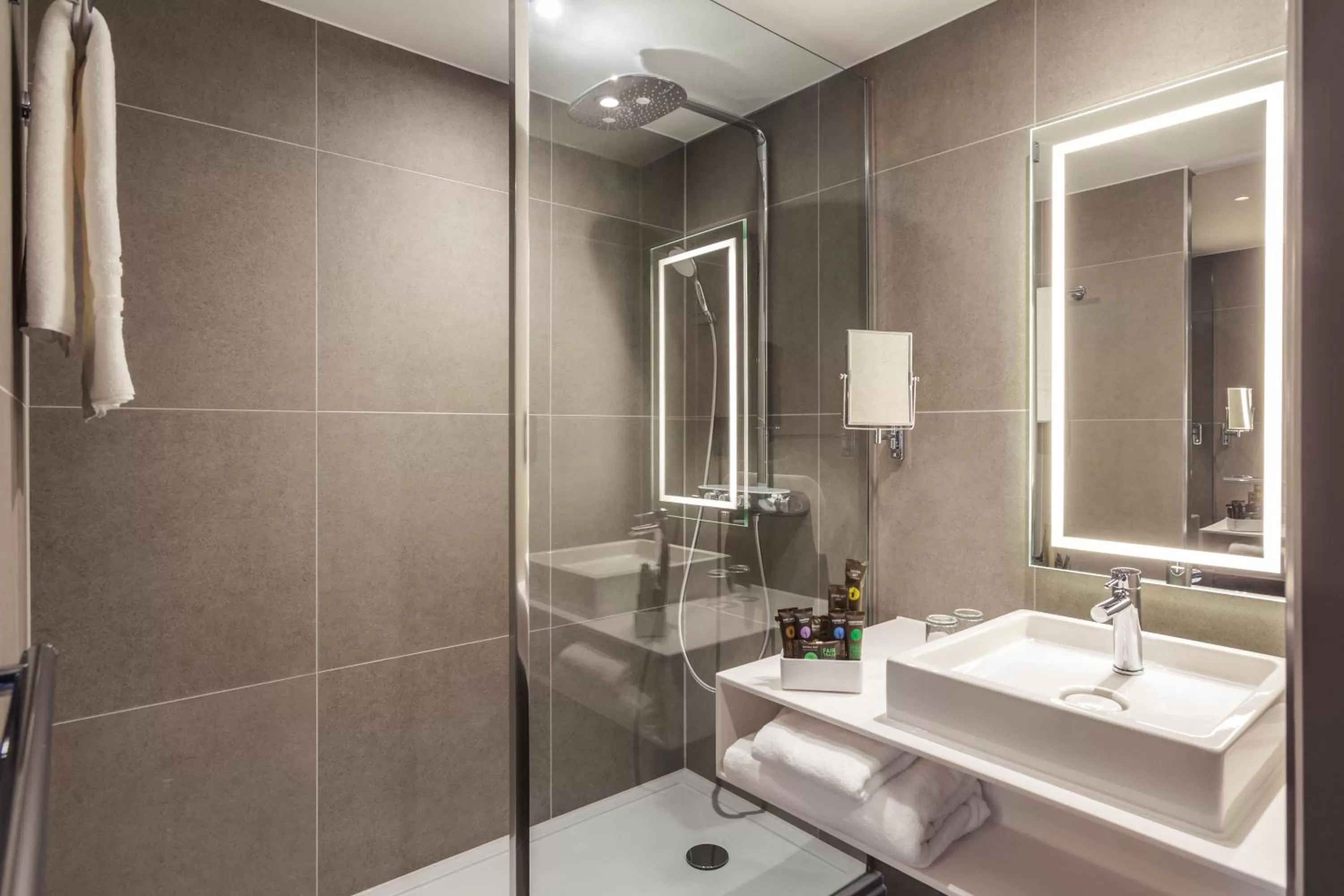 Shower in Novotel Cambridge North