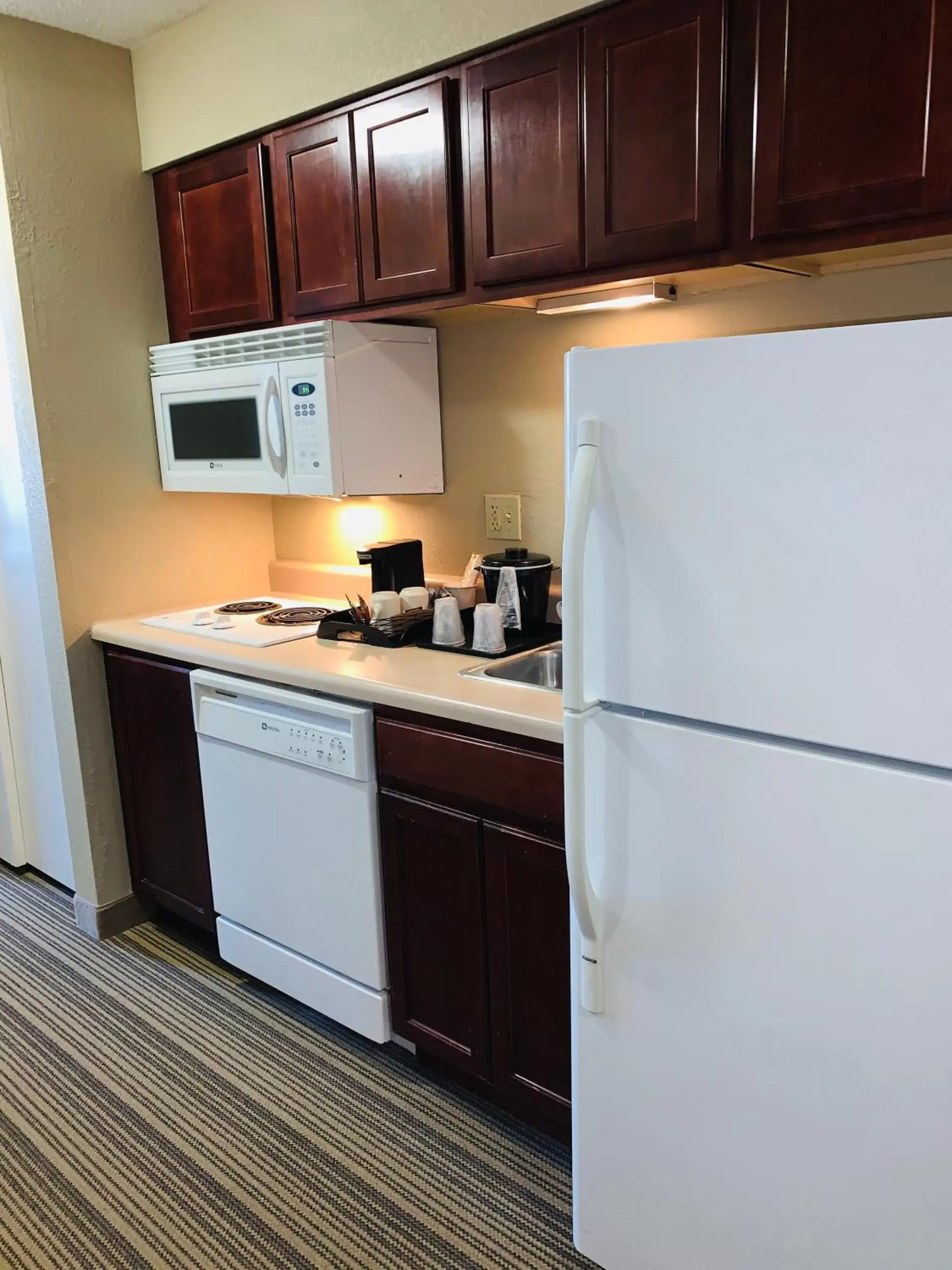 Communal kitchen, Kitchen/Kitchenette in Country Inn & Suites by Radisson, Ithaca, NY