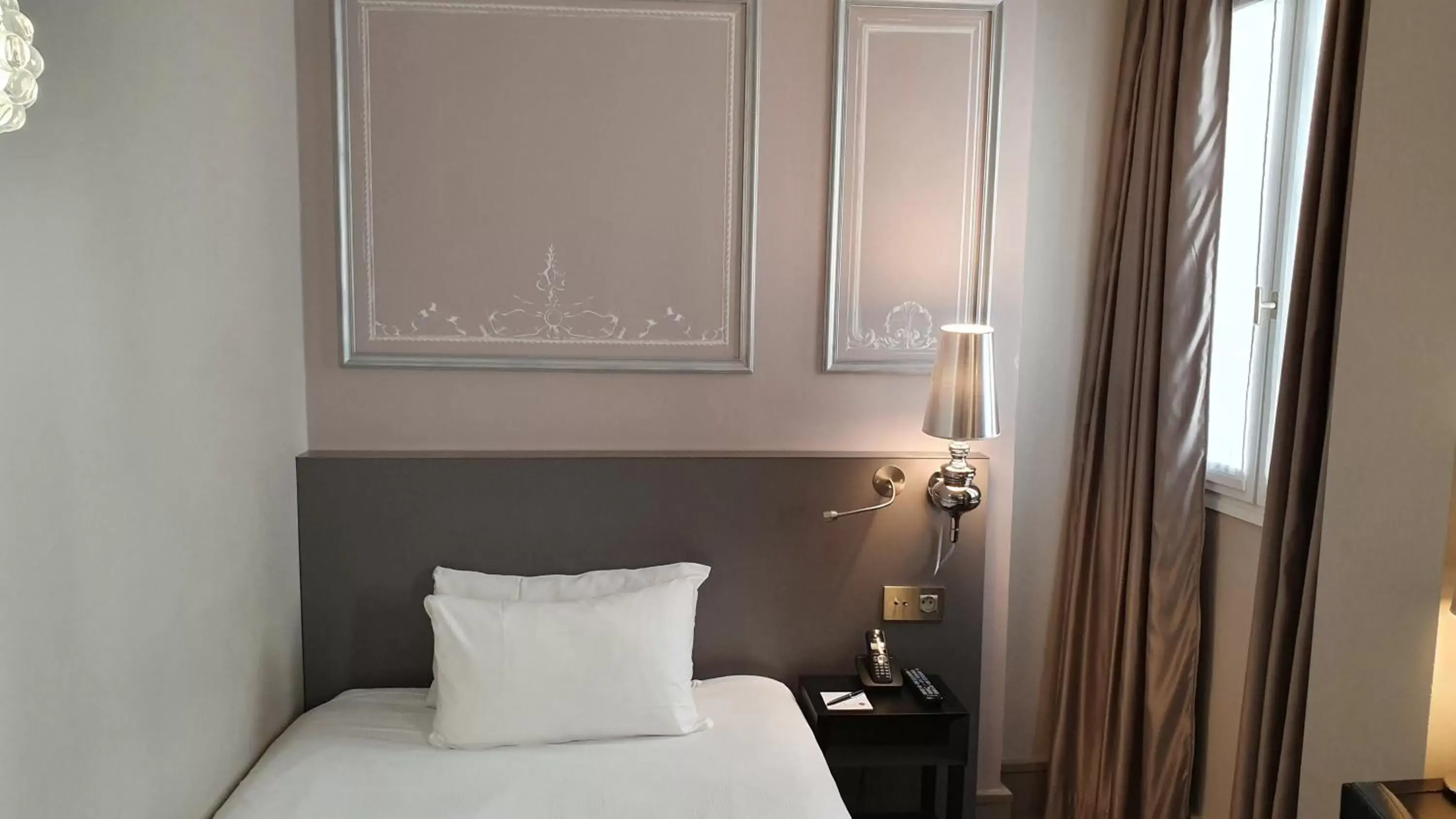 Bed in Hôtel Beauchamps