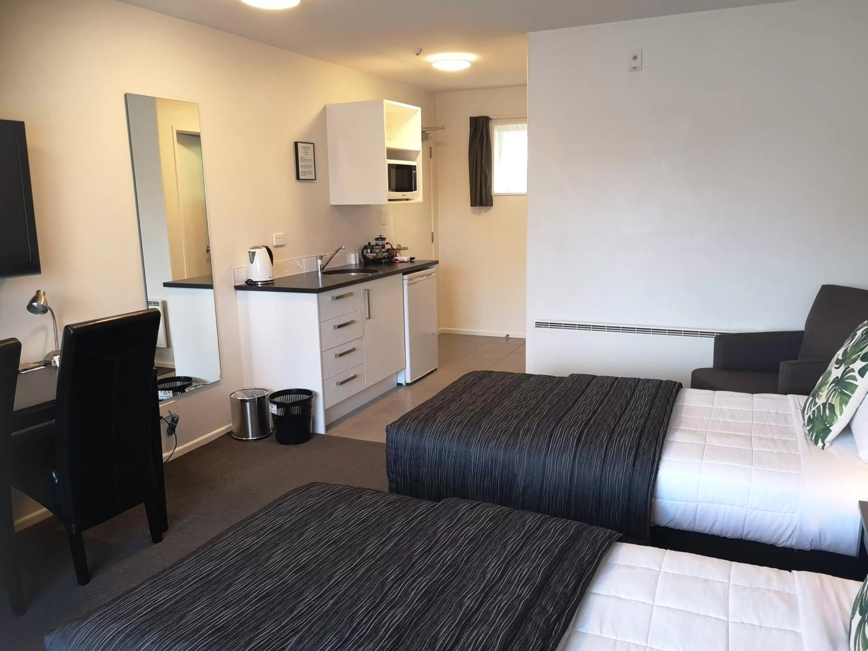 Bed in Airport Palms Motel